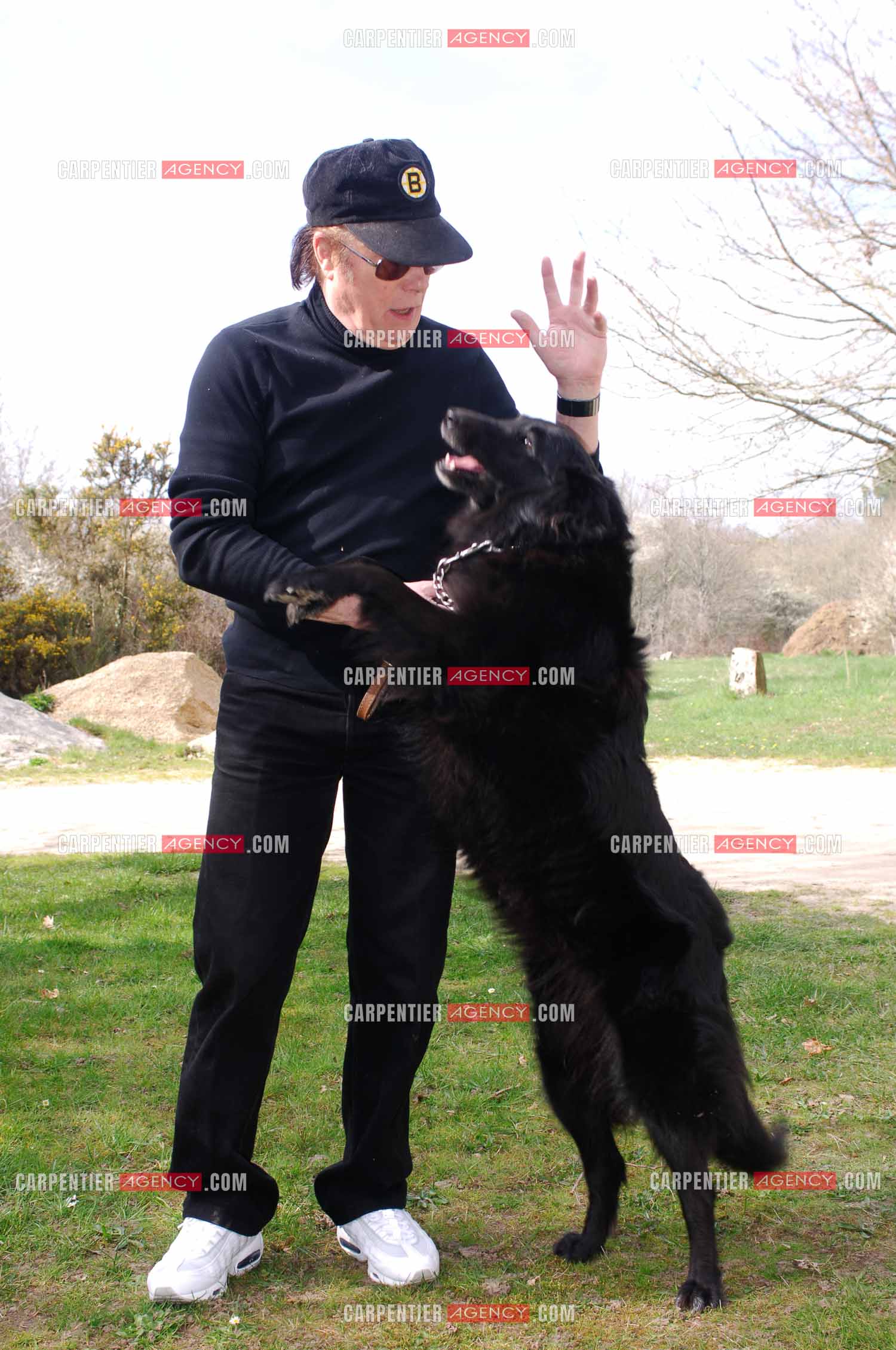 Alain Barrière chez lui avec sa chienne.