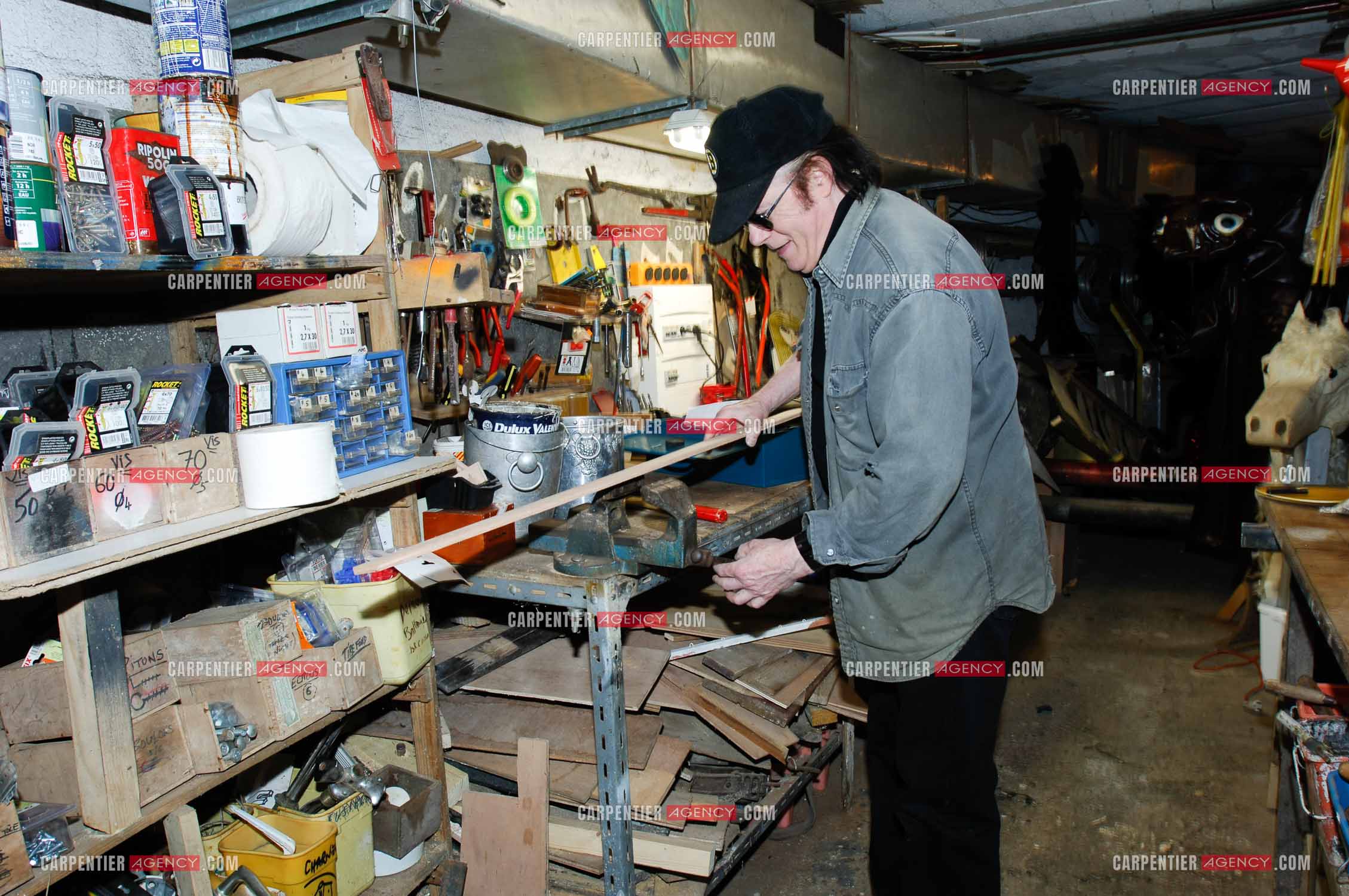 Alain Barrière chez lui dans son atelier faisant du bricolage.
