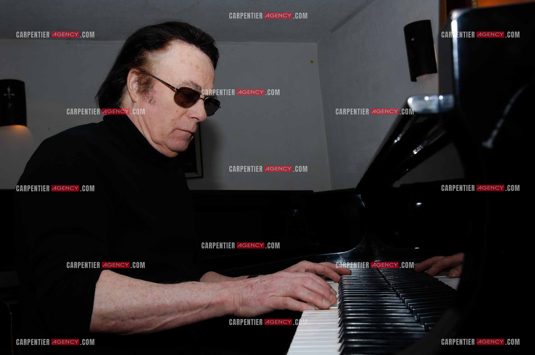 Alain Barrière chez lui a la Trinité sur Mer au piano.