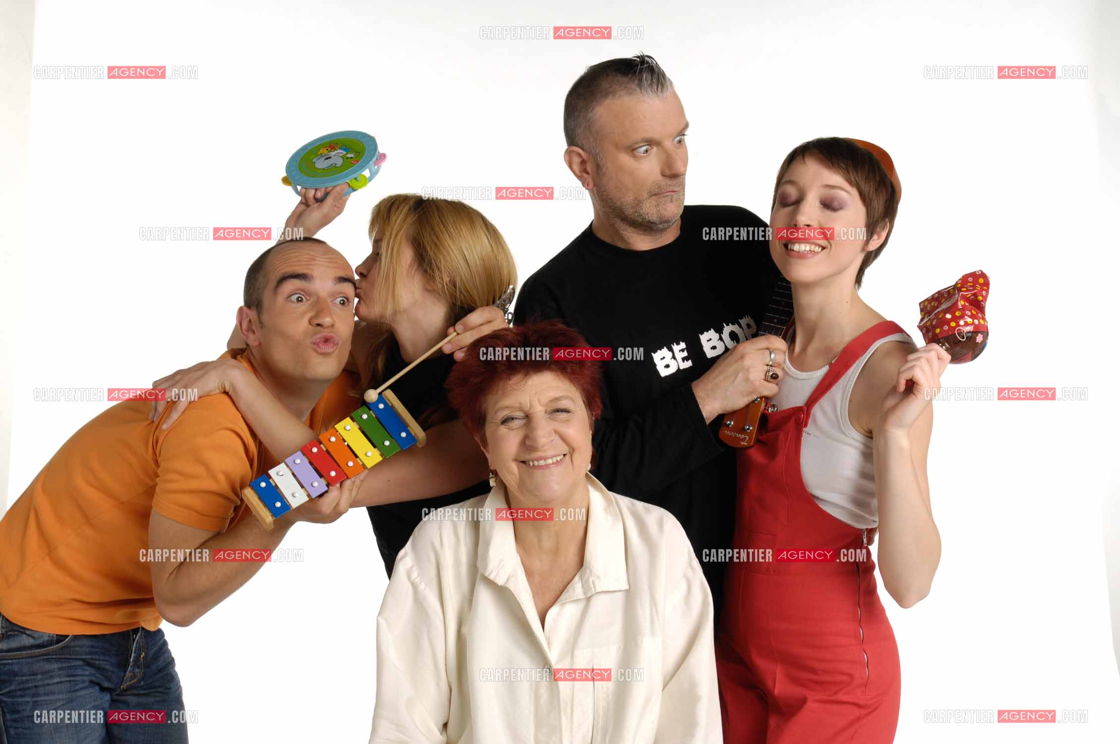 La chanteuse Anne Sylvestre  et sa troupe " Génération Sylvestre " avec Sansévérino, Guillaume Adelbert, Agnès Bihl, et Jeanne Cherhal. ( Exclusif )