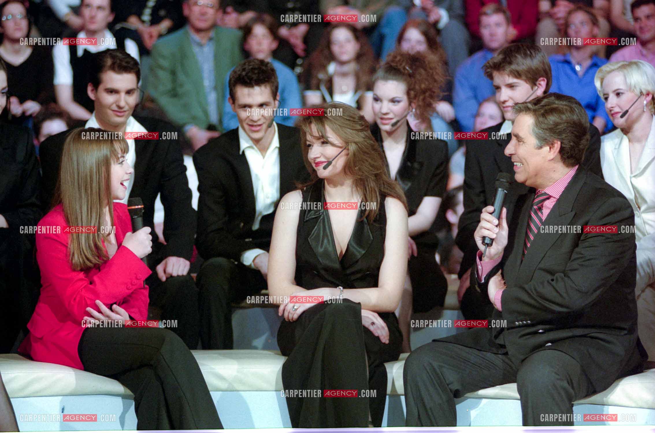 La chanteuse soprano Charlotte Church invitée de l'émission “Les Années Tubes“ présentée par l'animateur Jean-Pierre Foucault en 1999.  ( Exclusif )