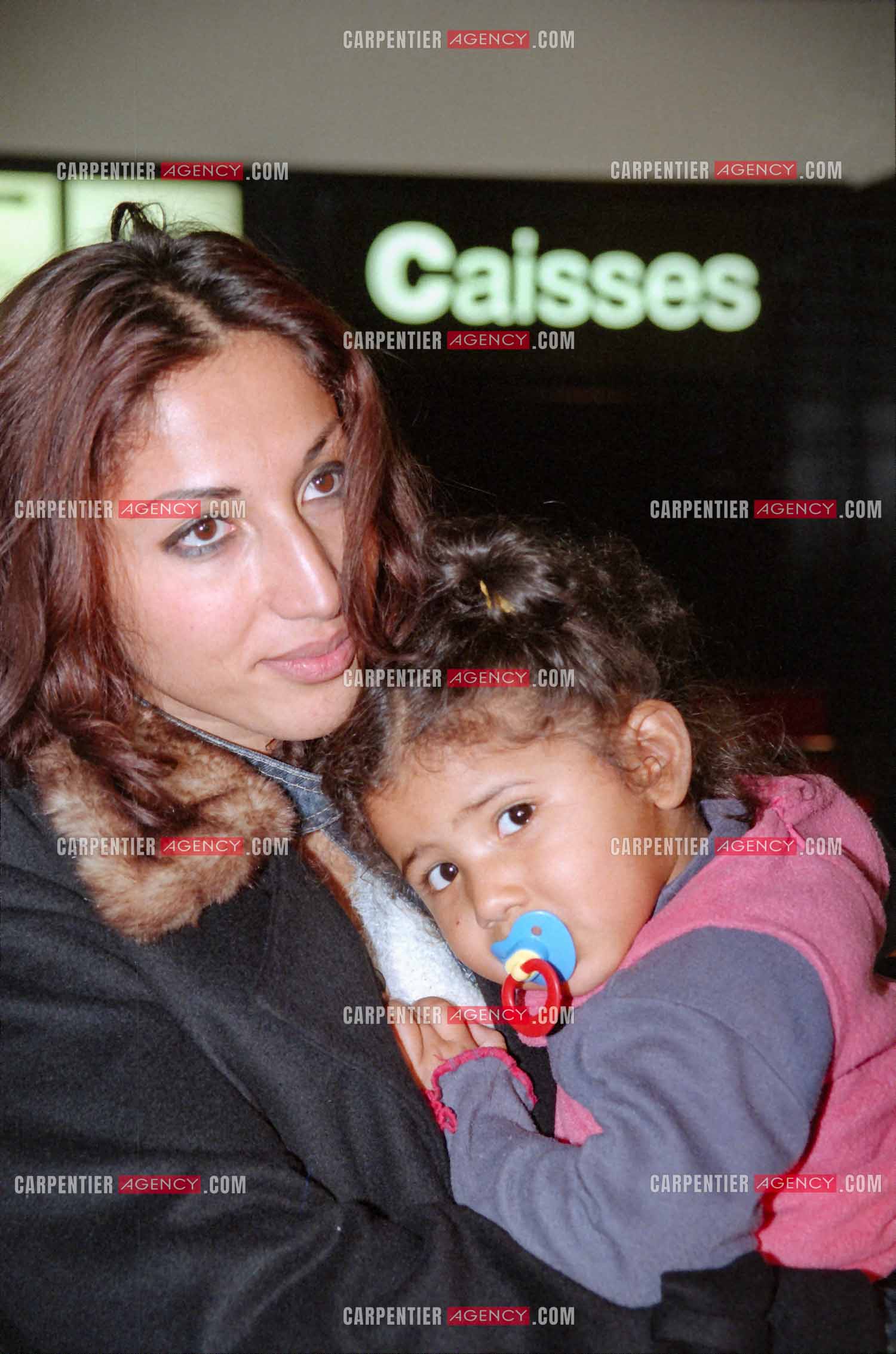 Le chanteur algérien Cheb Khaled en famille avec sa femme Samira et leur petite fille Sarah.  ( Exclusif )