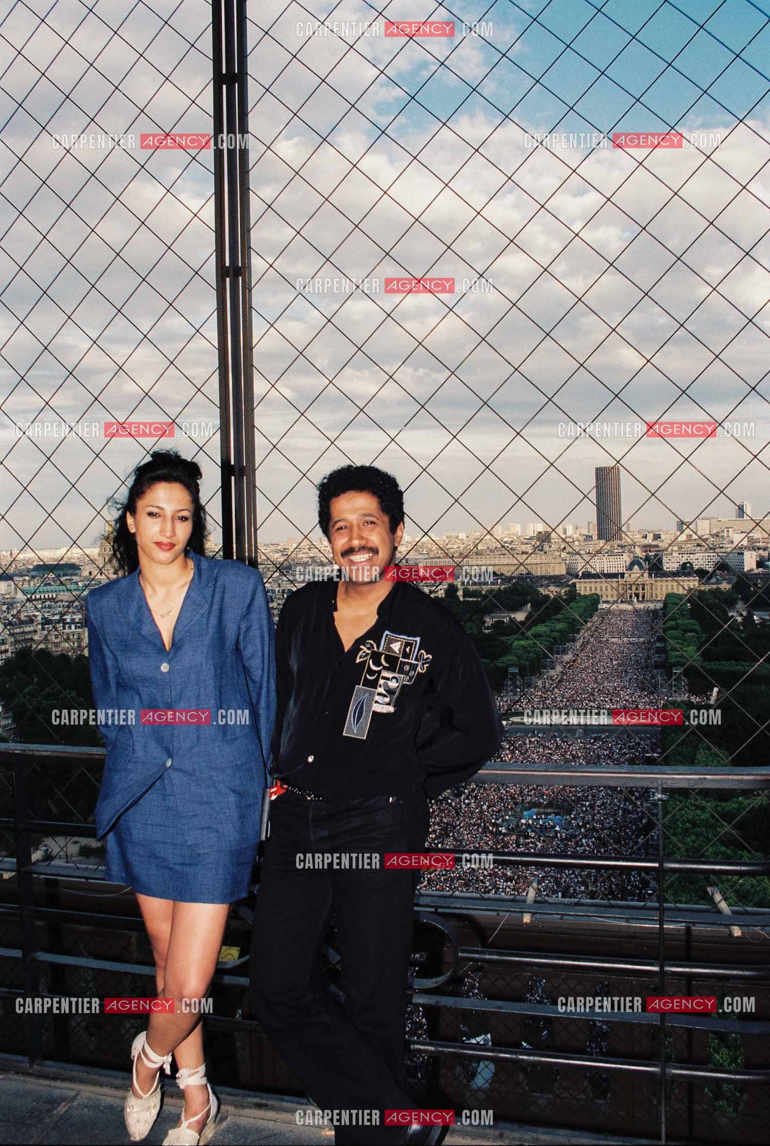 Le chanteur Khaled ouvre aux côtés de Jean-Michel Jarre le Concert pour la tolérance du 14 juillet 1995. Le chanteur Khaled etsa femme Samira au deuxème étage de la Tour Eiffel avec en fond le public sur le Champ de Mars.  ( Exclusif )