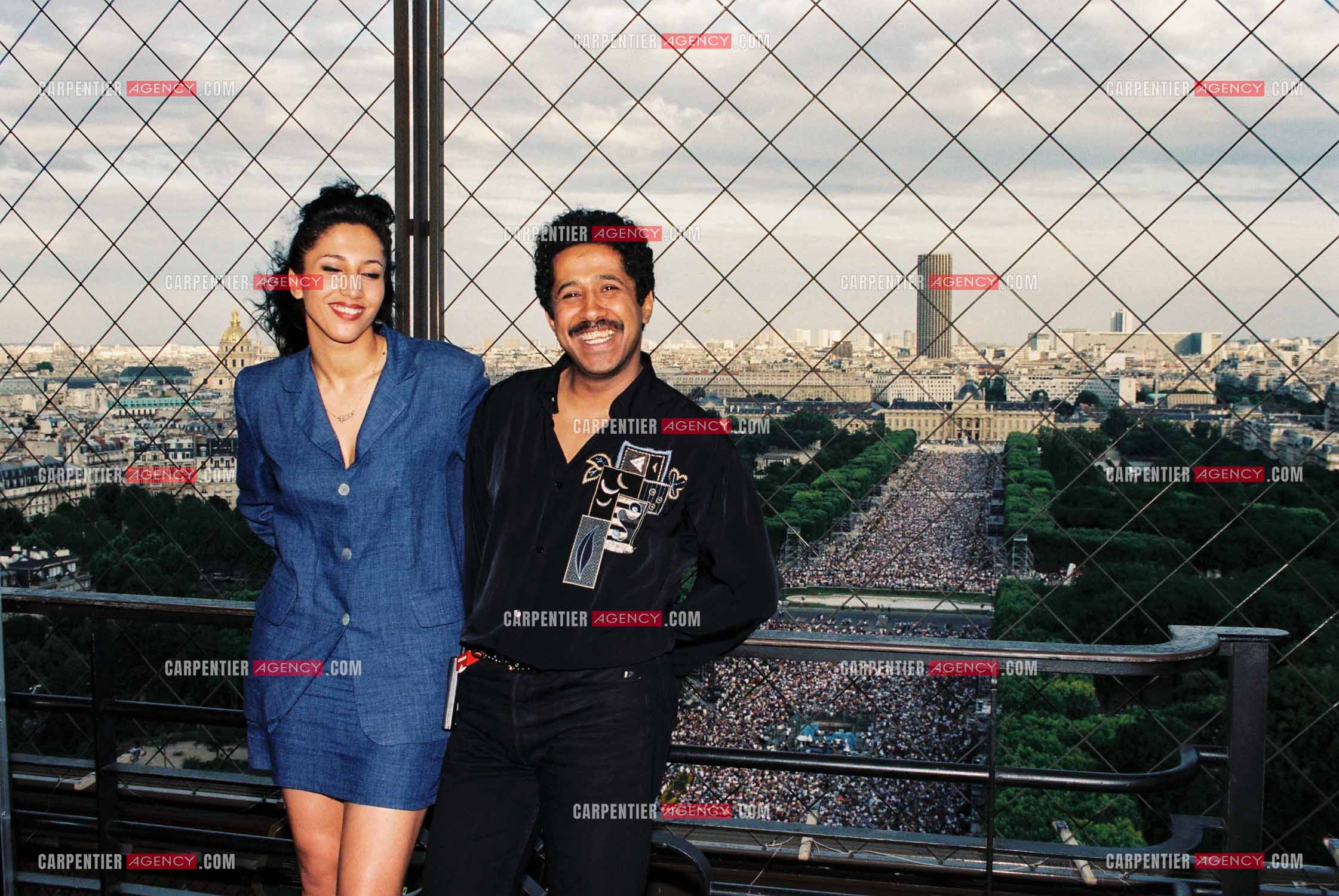 Le chanteur Khaled ouvre aux côtés de Jean-Michel Jarre le Concert pour la tolérance du 14 juillet 1995. Le chanteur Khaled etsa femme Samira au deuxème étage de la Tour Eiffel avec en fond le public sur le Champ de Mars.  ( Exclusif )