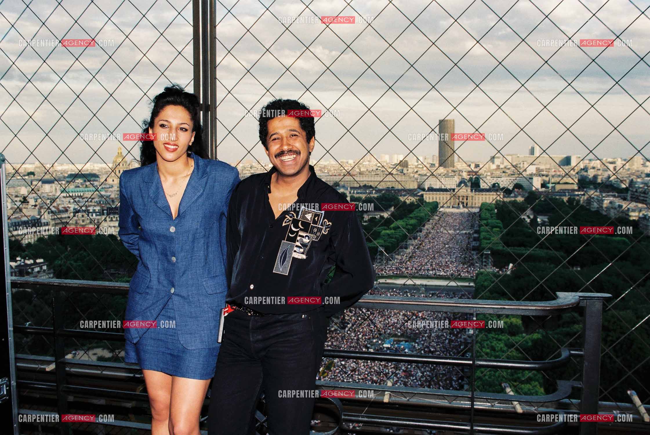 Le chanteur Khaled ouvre aux côtés de Jean-Michel Jarre le Concert pour la tolérance du 14 juillet 1995. Le chanteur Khaled avec sa femme Samira au deuxème étage de la Tour Eiffel avec en fond le public sur le Champ de Mars.  ( Exclusif )