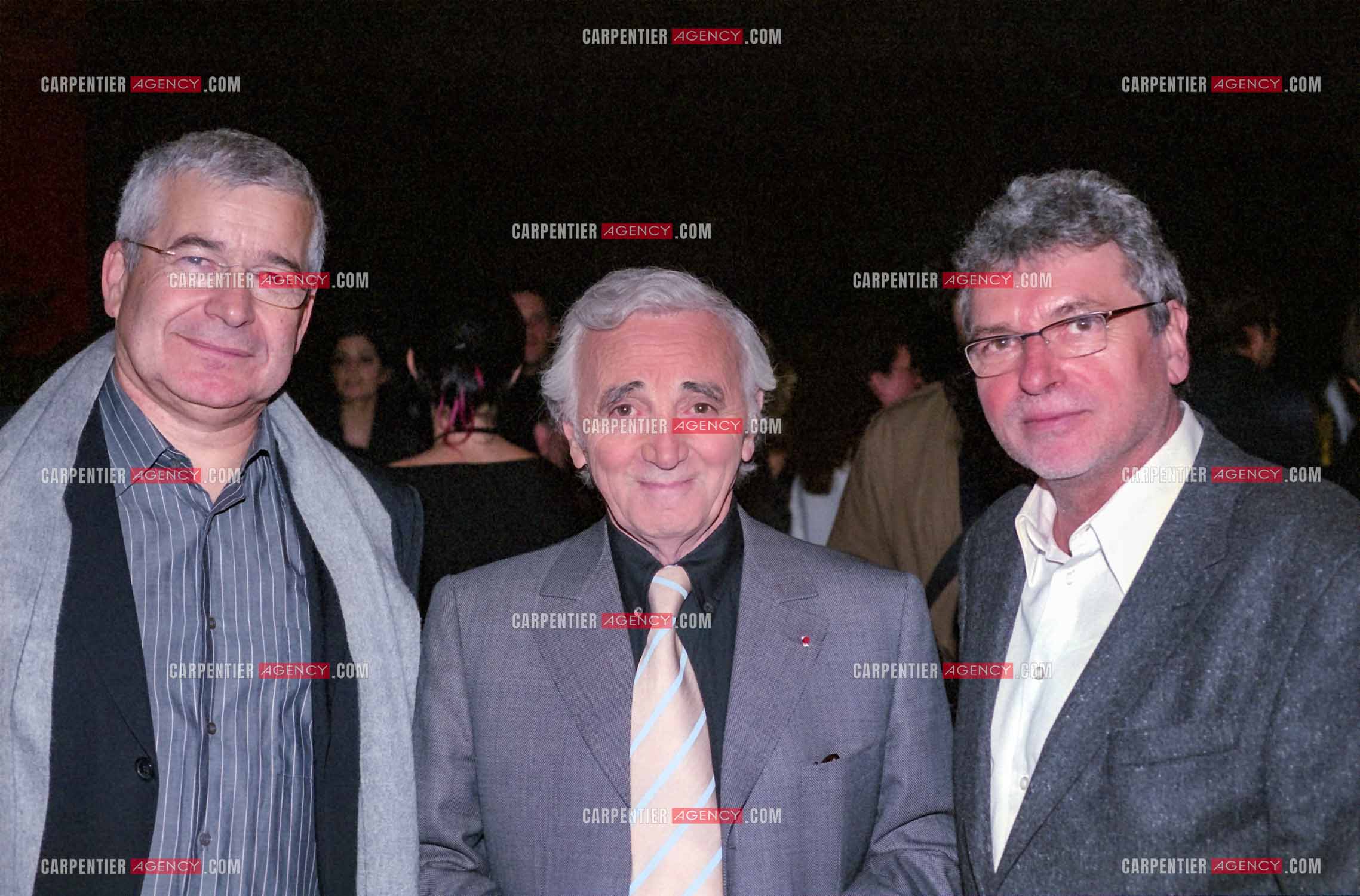 Le chanteur Johnny Charles Aznavour invité pour l’anniversaire des 20 ans du Zénith de Paris. Dans les loges, Charles Aznavour  entouré des deux directeurs du Zénith de Paris, Daniel Karavec et Daniel Colling.  ( Exclusif )
