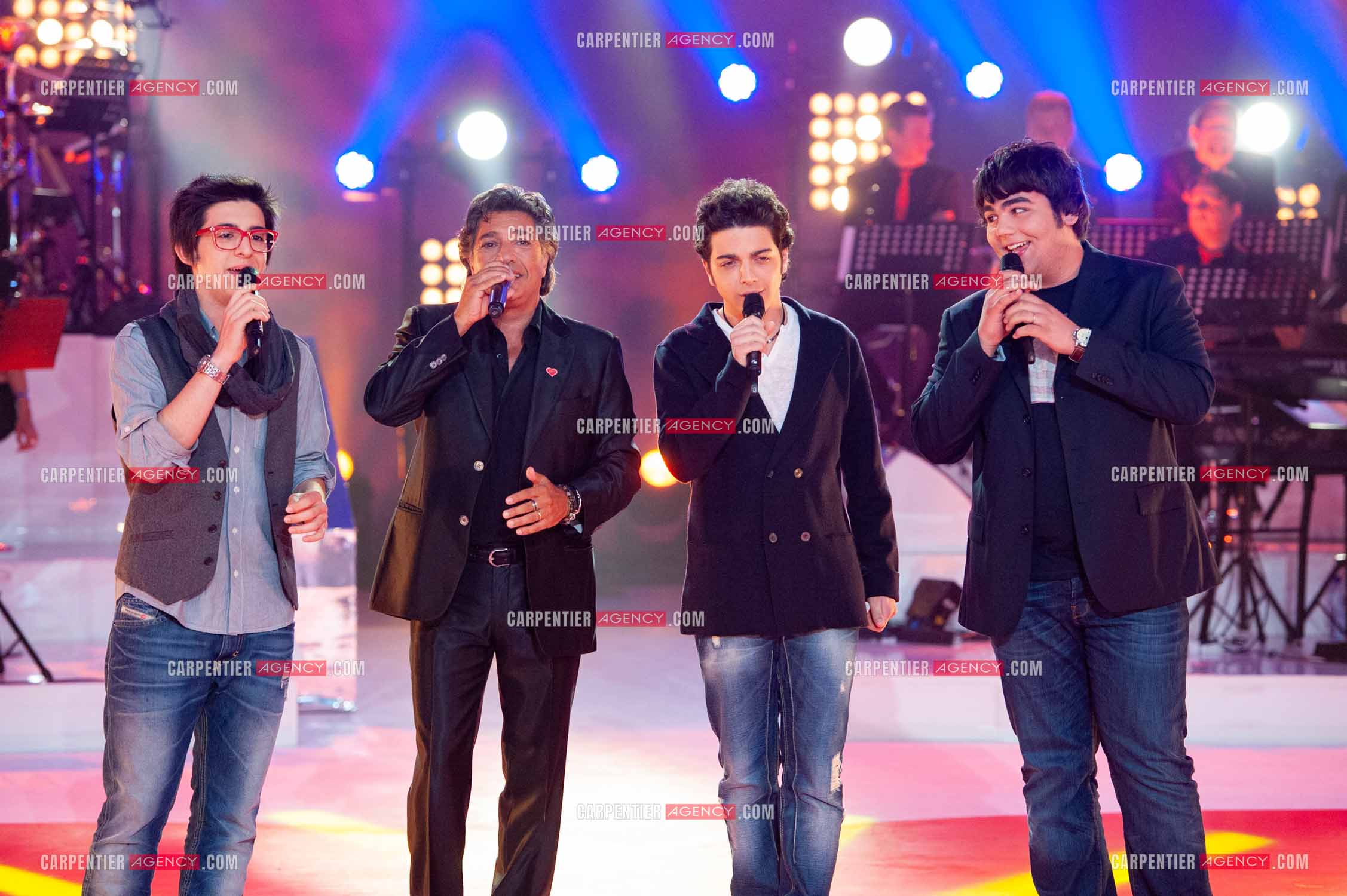 Le chanteur Frédéric François entouré du groupe italien Il Volo composé de Piero Barone, Ignazio Boschetto et Gianluca Ginoble lors du Télé Vie à Bruxelles en Belgique le 07 mai 2011.