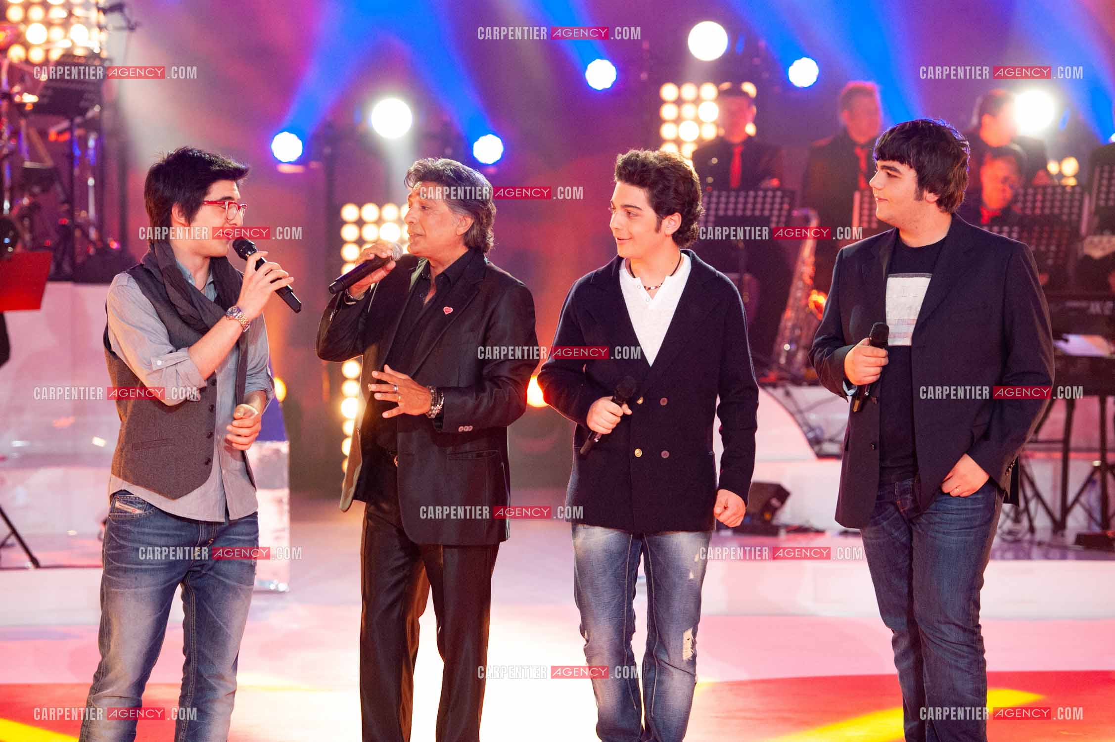 Le chanteur Frédéric François entouré du groupe italien Il Volo composé de Piero Barone, Ignazio Boschetto et Gianluca Ginoble lors du Télé Vie à Bruxelles en Belgique le 07 mai 2011.
