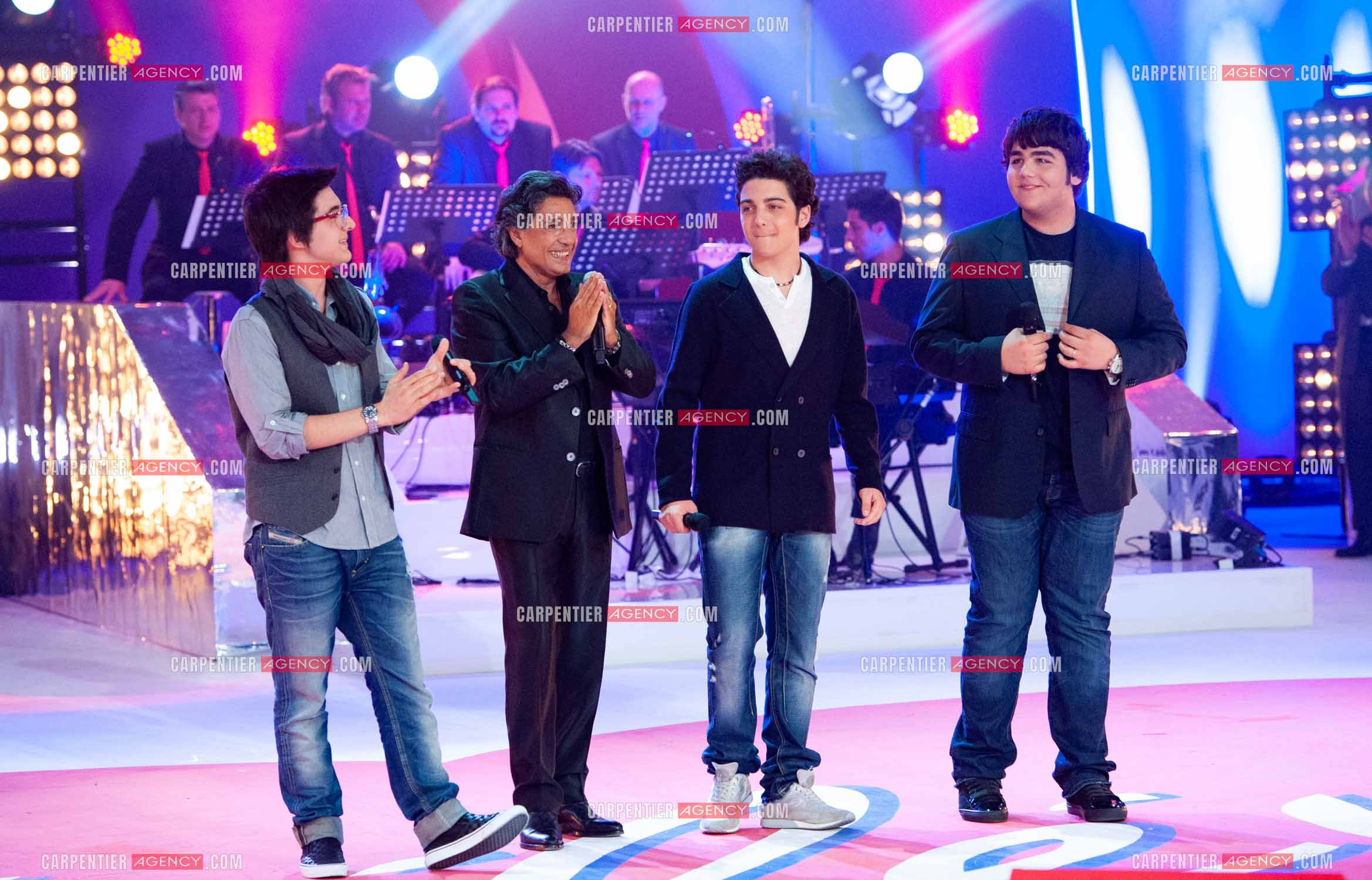 Le chanteur Frédéric François entouré du groupe italien Il Volo composé de Piero Barone, Ignazio Boschetto et Gianluca Ginoble lors du Télé Vie à Bruxelles en Belgique le 07 mai 2011.