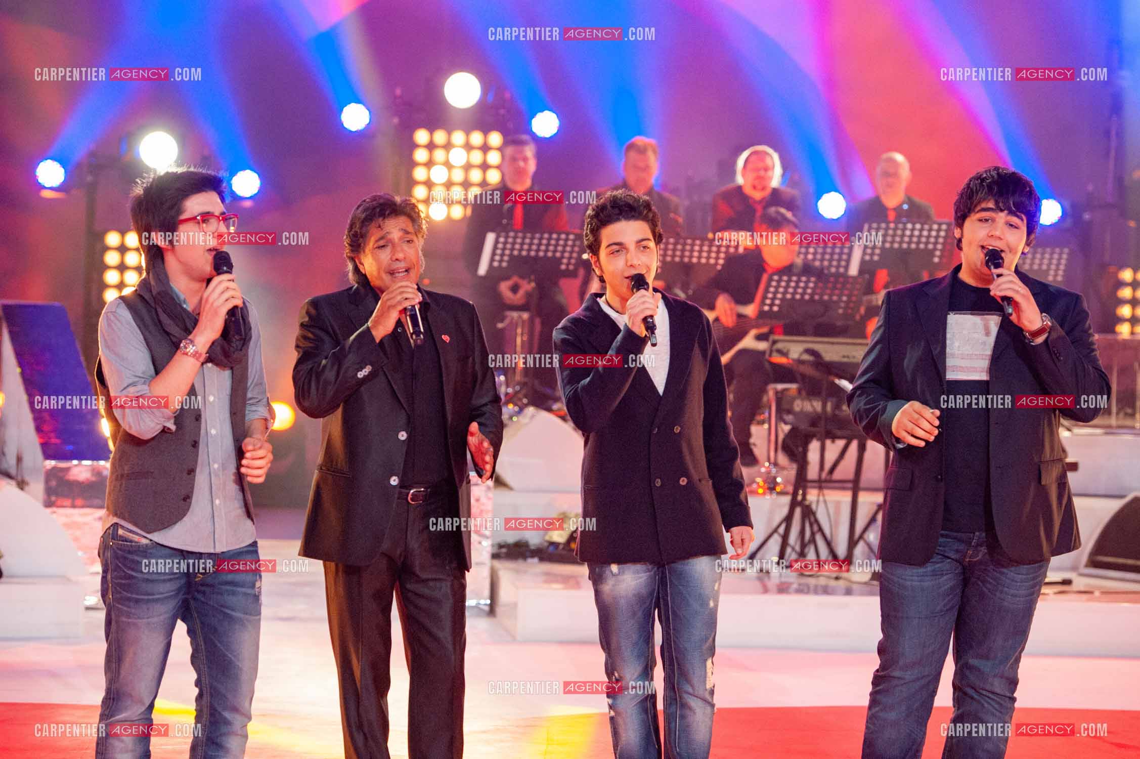 Le chanteur Frédéric François entouré du groupe italien Il Volo composé de Piero Barone, Ignazio Boschetto et Gianluca Ginoble lors du Télé Vie à Bruxelles en Belgique le 07 mai 2011.