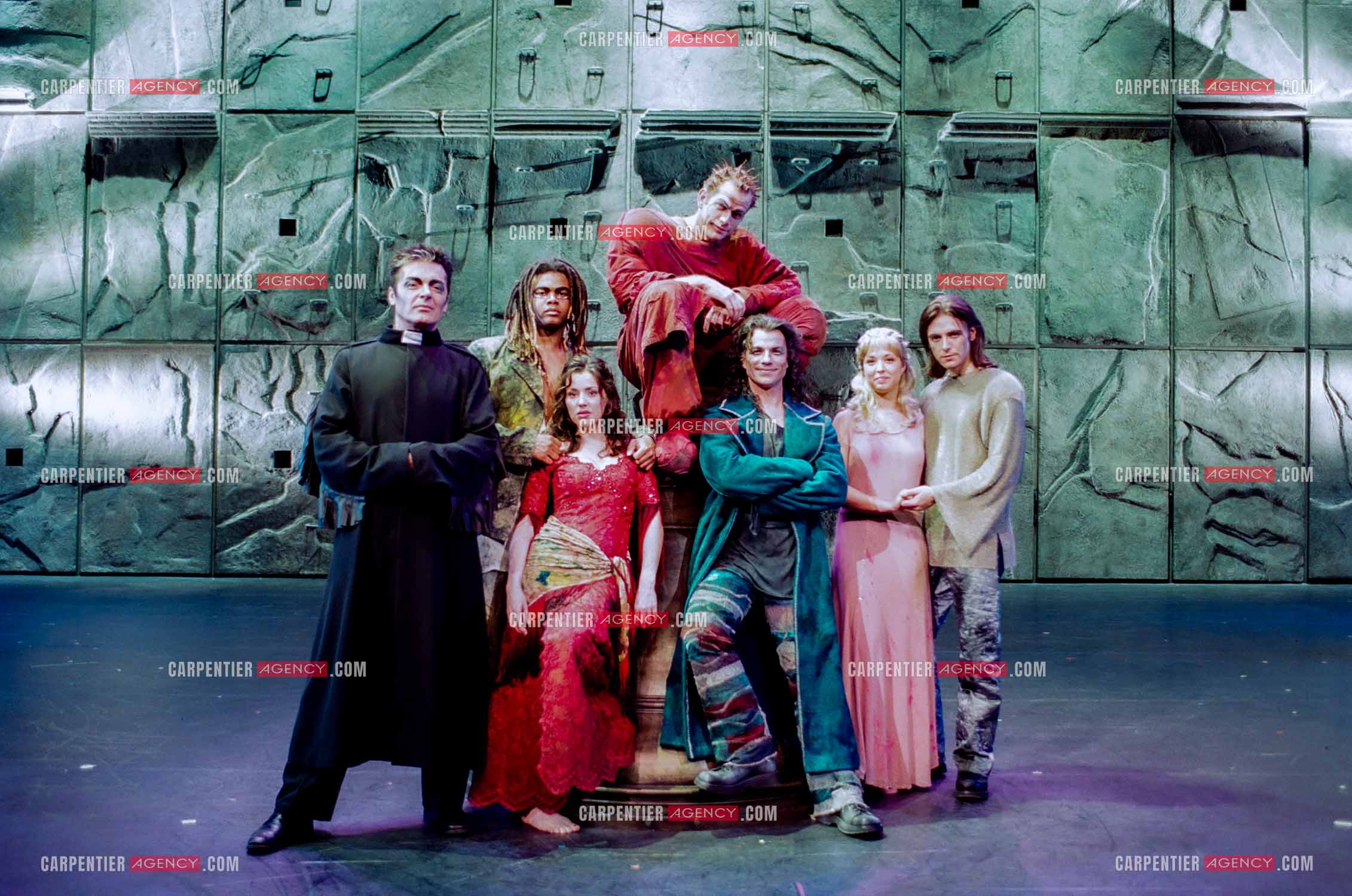 Les artistes principaux de la comédie musicale “ Notre-Dame de Paris “ à Londres en 2000. Daniel Lavoie dans le rôle de Frolo, Luck Mervil dans le rôle de Clopin, Garou, dans le rôle de Quasimodo, Tina Arena dans le rôle de Esméralda, Bruno Pelletier dans le rôle de Gringoire, Natasha St Pier dans le rôle de Fleur de Lys et Steve Balsamo dans le rôle de Phœbus.  ( Exclusif )