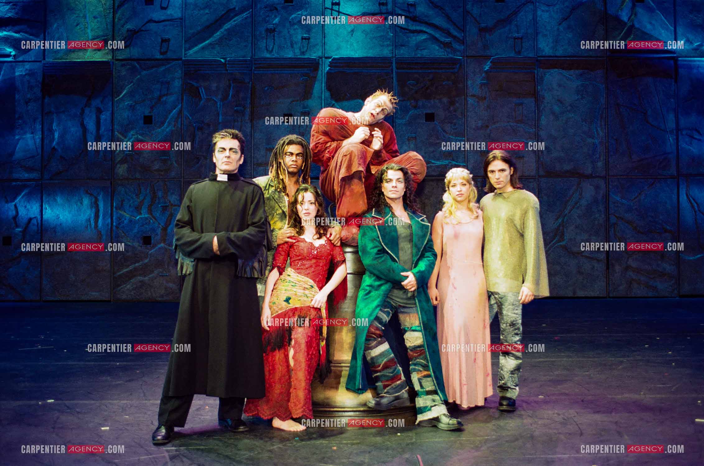 Les artistes principaux de la comédie musicale “ Notre-Dame de Paris “ à Londres en 2000. Daniel Lavoie dans le rôle de Frolo, Luck Mervil dans le rôle de Clopin, Garou, dans le rôle de Quasimodo, Tina Arena dans le rôle de Esméralda, Bruno Pelletier dans le rôle de Gringoire, Natasha St Pier dans le rôle de Fleur de Lys et Steve Balsamo dans le rôle de Phœbus.  ( Exclusif )