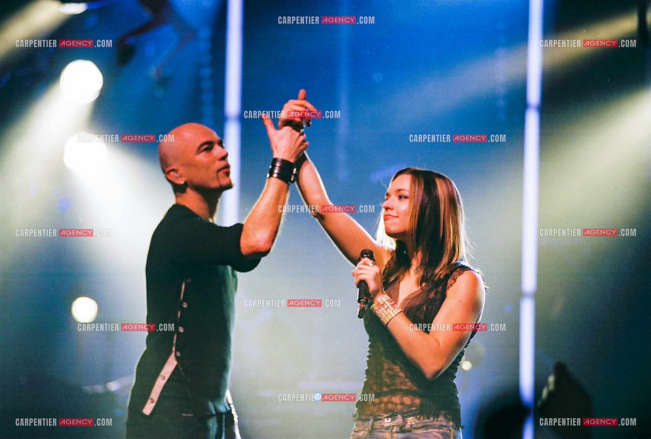 La chanteuse québécoise Natasha St Pier lors de son concert à l'Olympia en 2004. Duo avec le chanteur Pascal Obispo.  ( Exclusif )