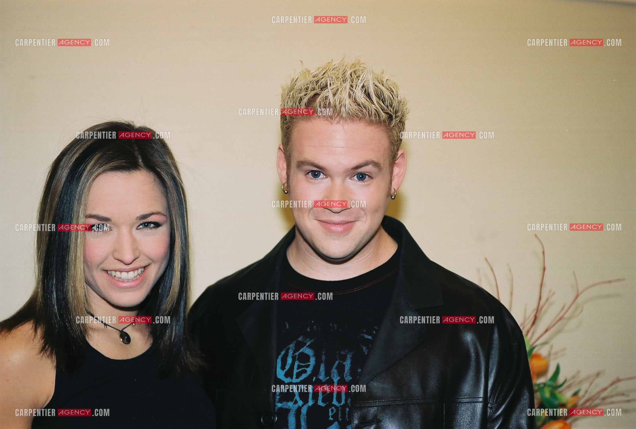 La chanteuse québécoise Natasha St Pier lors de son concert à l'Olympia en 2004. Dans sa loge, avec son ami le chanteur canadien Jean-Sébastien Lavoie.  ( Exclusif )