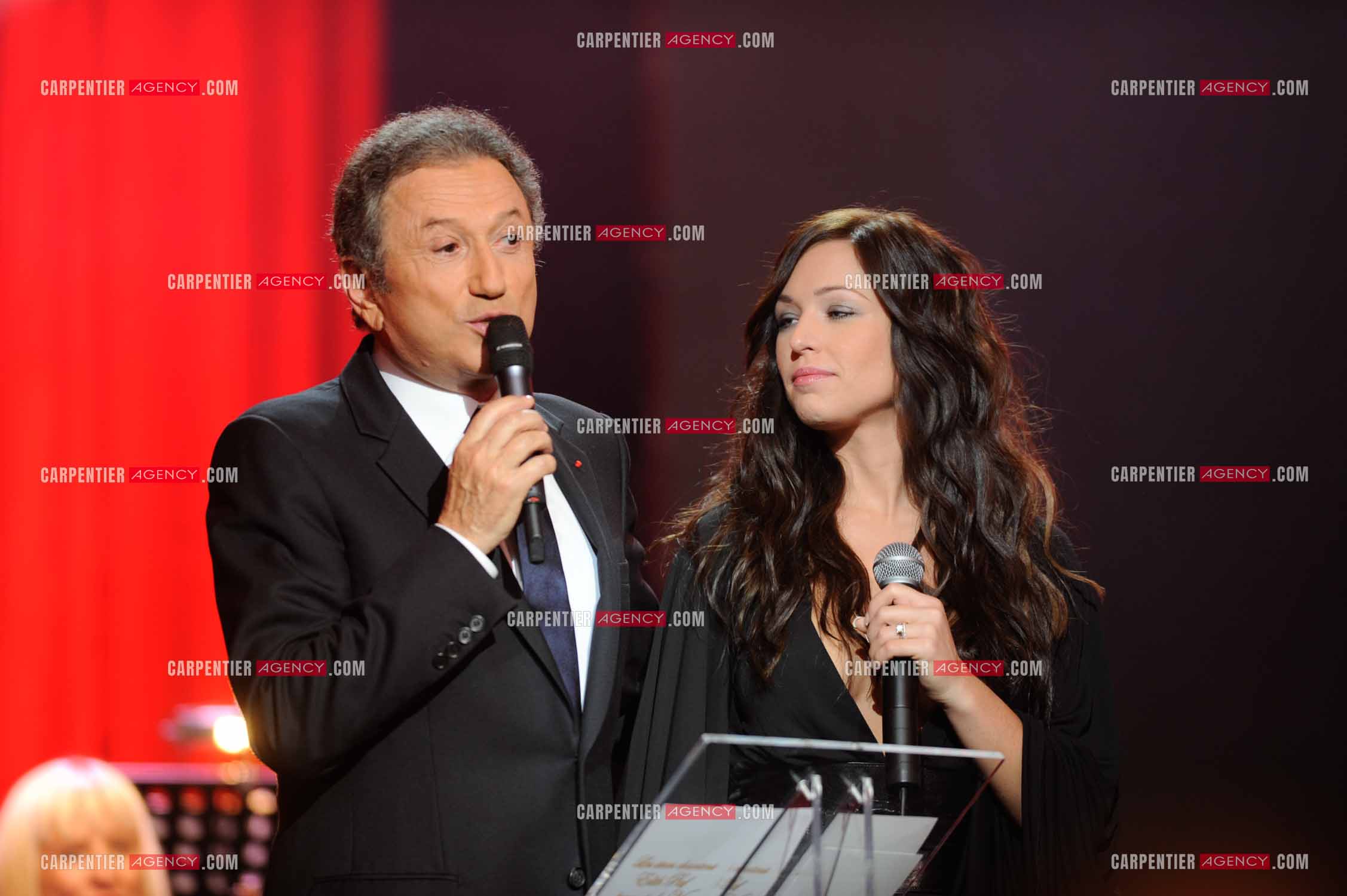 L’animateur Michel Drucker présente l’émission au théâtre Marigny “ Les stars chantent Edith Piaf pour + de vie “ en présence de Natasha St Pier.