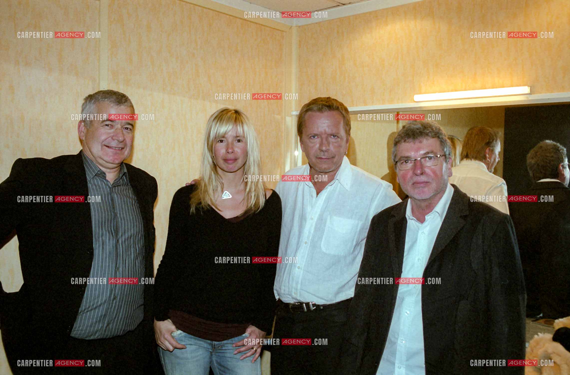 Le chanteur Renaud lors des Victoires de la musique au Zénith de Paris en 2005. Ici, Renaud dans sa loge avec sa femme Romane Serda entourés des deux directeurs du Zénith de Paris, Daniel Karavec et Daniel Colling.  ( Exclusif )