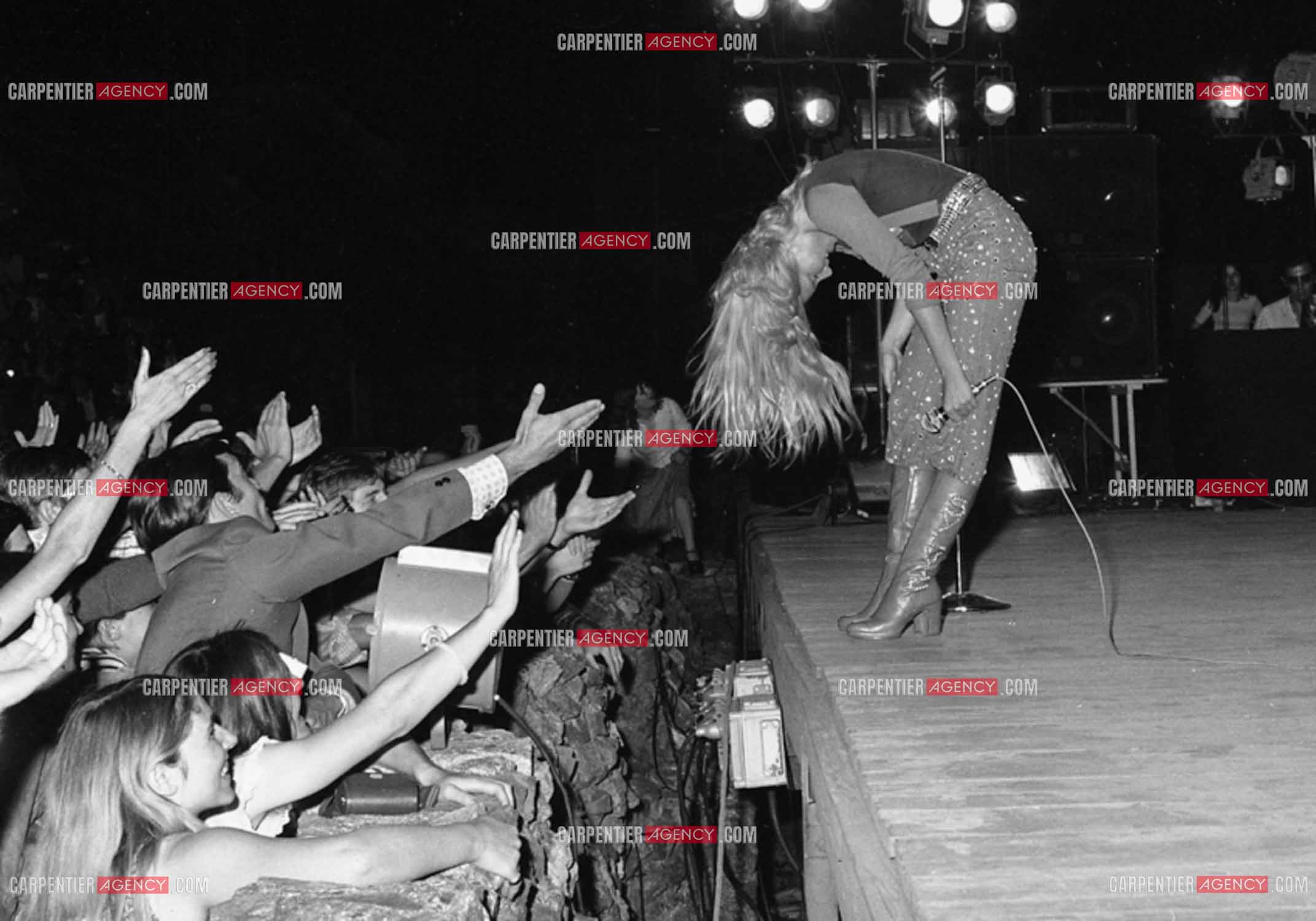 La chanteuse Sylvie Vartan en concert à Grenoble en 1977.