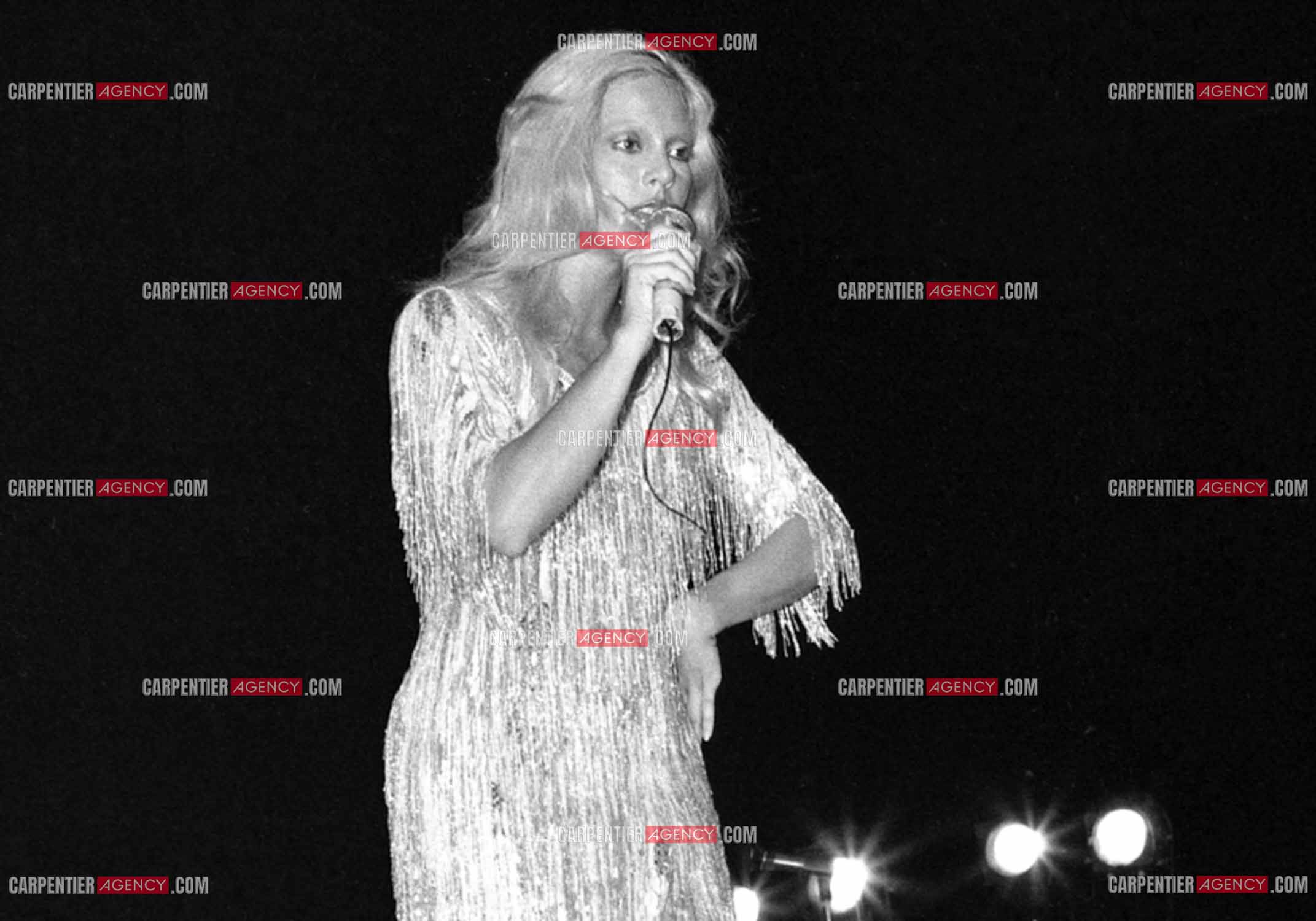 La chanteuse Sylvie Vartan en concert à Grenoble en 1977.