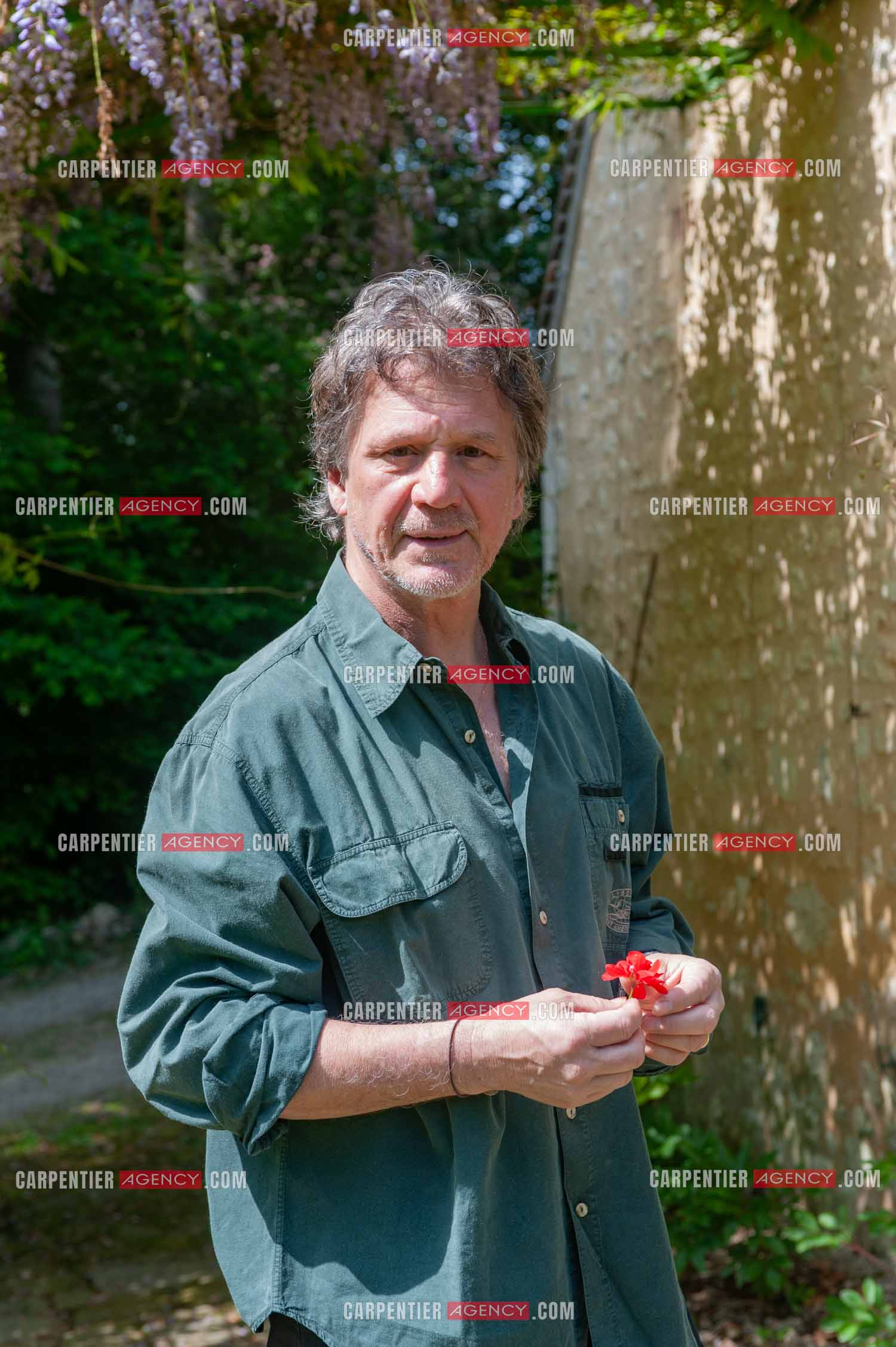 Le chanteur Gérard  Lenorman dans sa résidence secondaire avec ses animaux.   ( Exclusif )