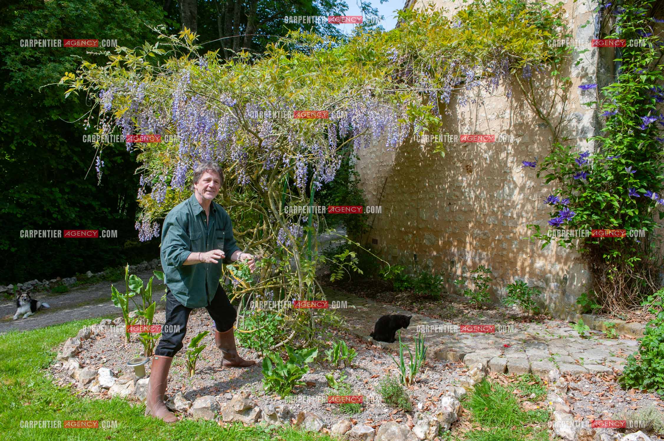 Le chanteur Gérard  Lenorman dans sa résidence secondaire avec ses animaux.   ( Exclusif )