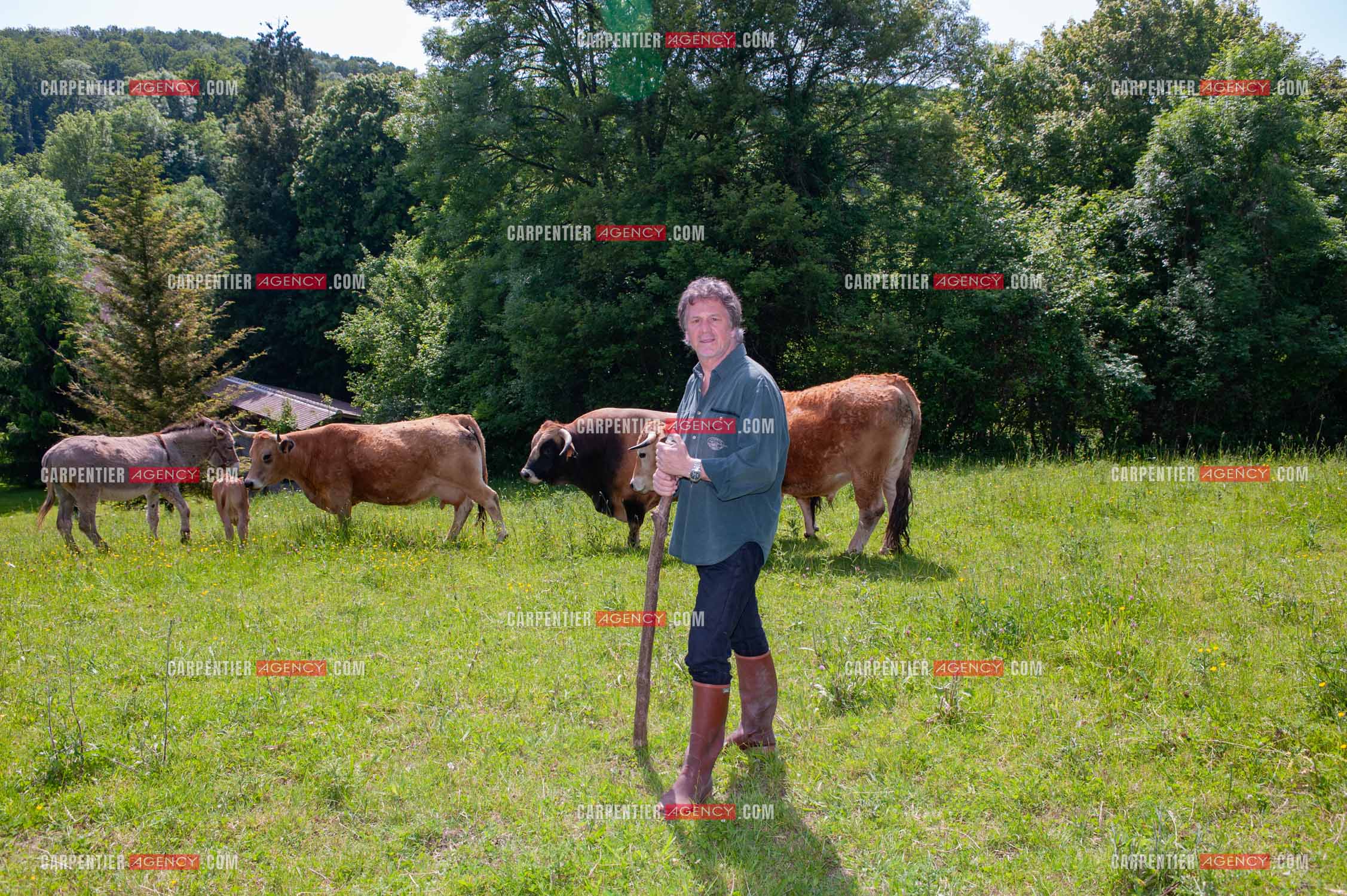 Le chanteur Gérard  Lenorman dans sa résidence secondaire avec ses animaux.   ( Exclusif )