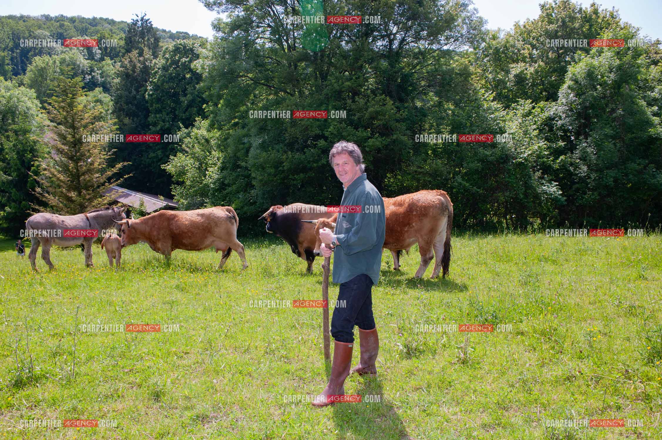 Le chanteur Gérard  Lenorman dans sa résidence secondaire avec ses animaux.   ( Exclusif )