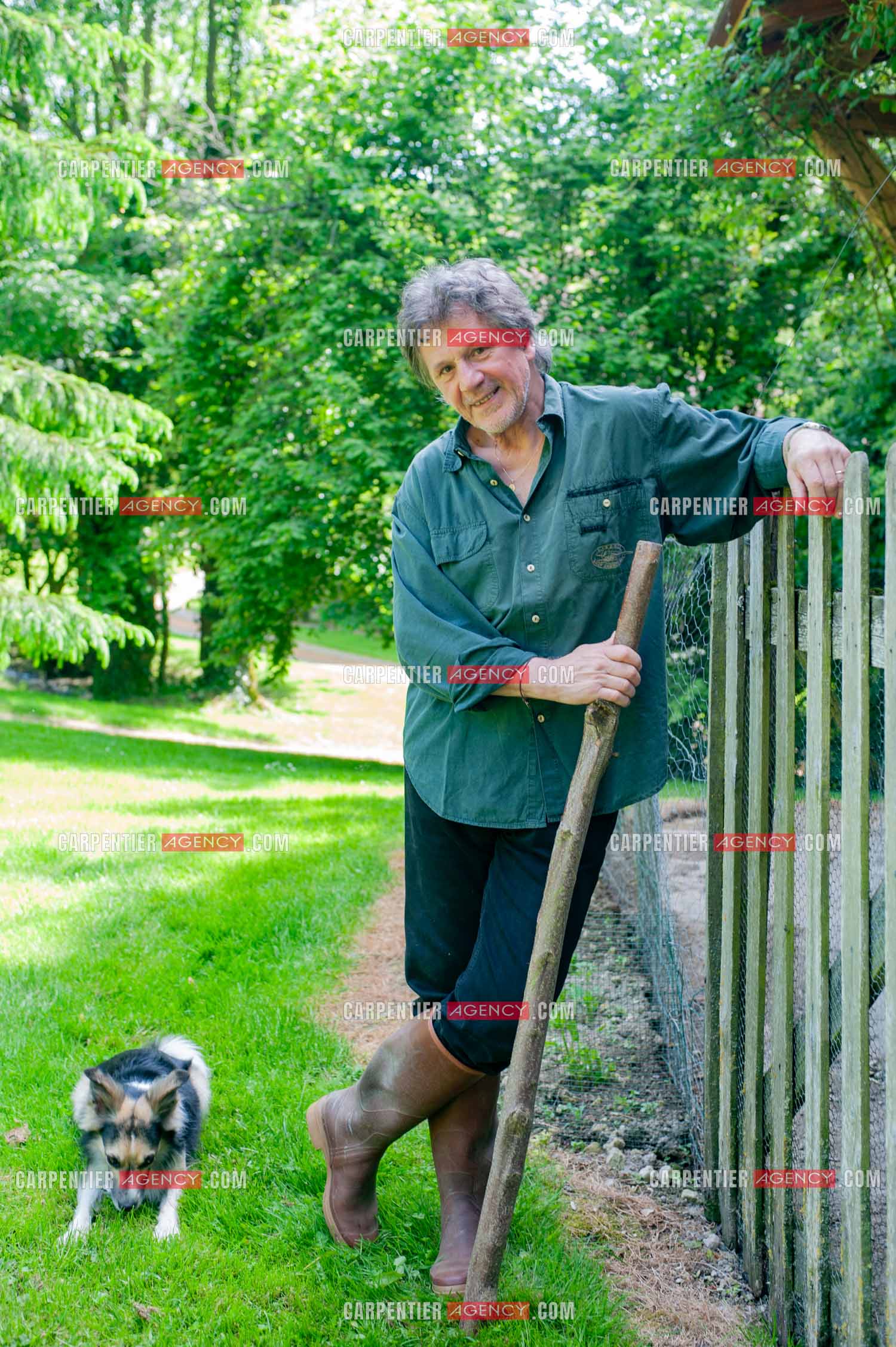 Le chanteur Gérard  Lenorman dans sa résidence secondaire avec ses animaux.   ( Exclusif )