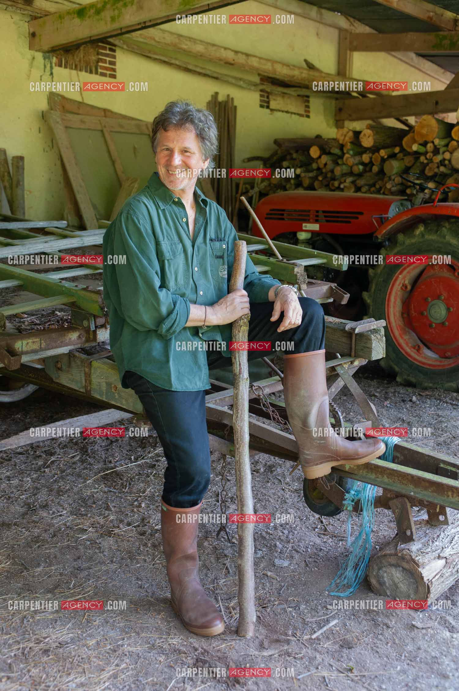 Le chanteur Gérard  Lenorman dans sa résidence secondaire avec ses animaux.   ( Exclusif )