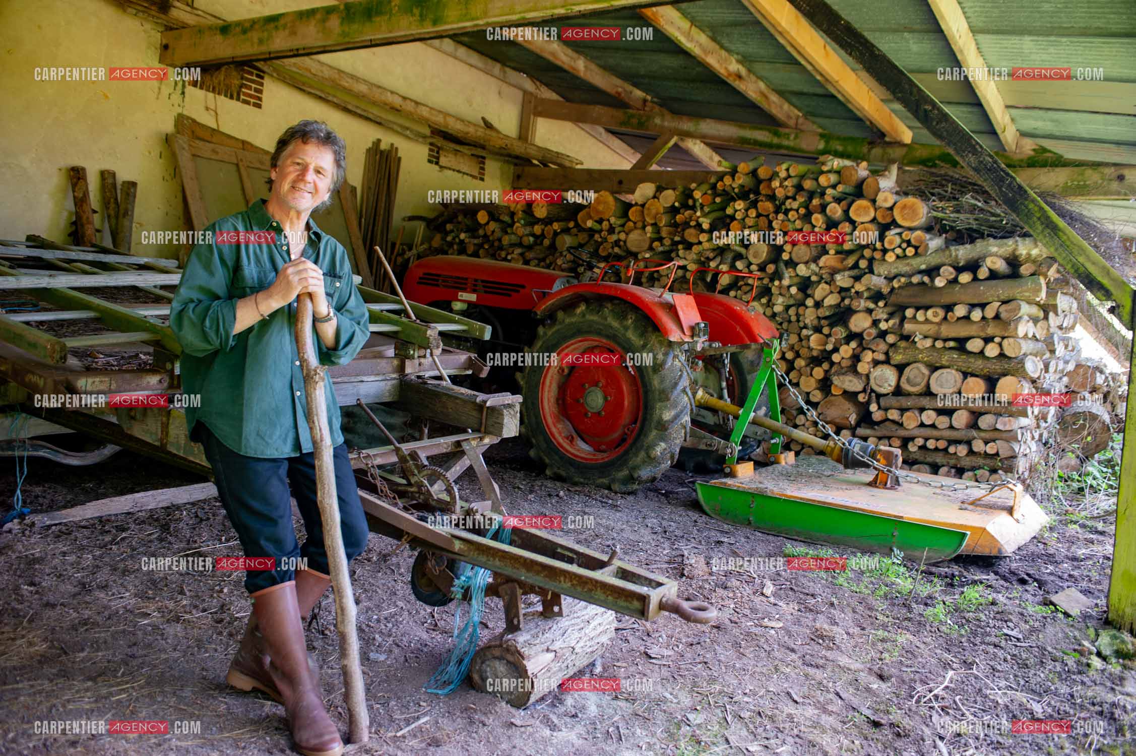 Le chanteur Gérard  Lenorman dans sa résidence secondaire avec ses animaux.   ( Exclusif )