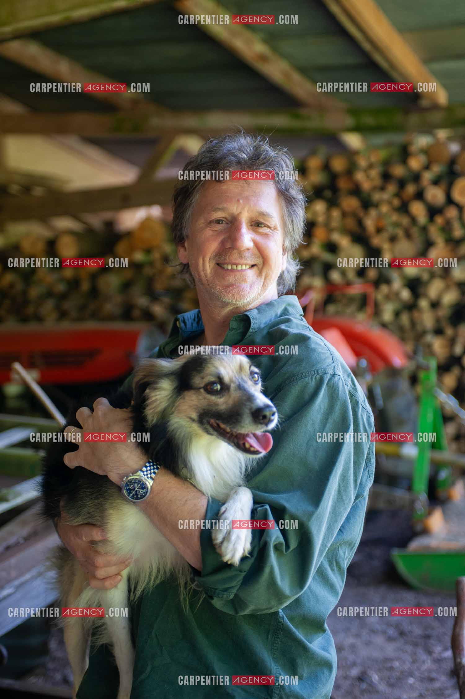 Le chanteur Gérard  Lenorman dans sa résidence secondaire avec ses animaux.   ( Exclusif )