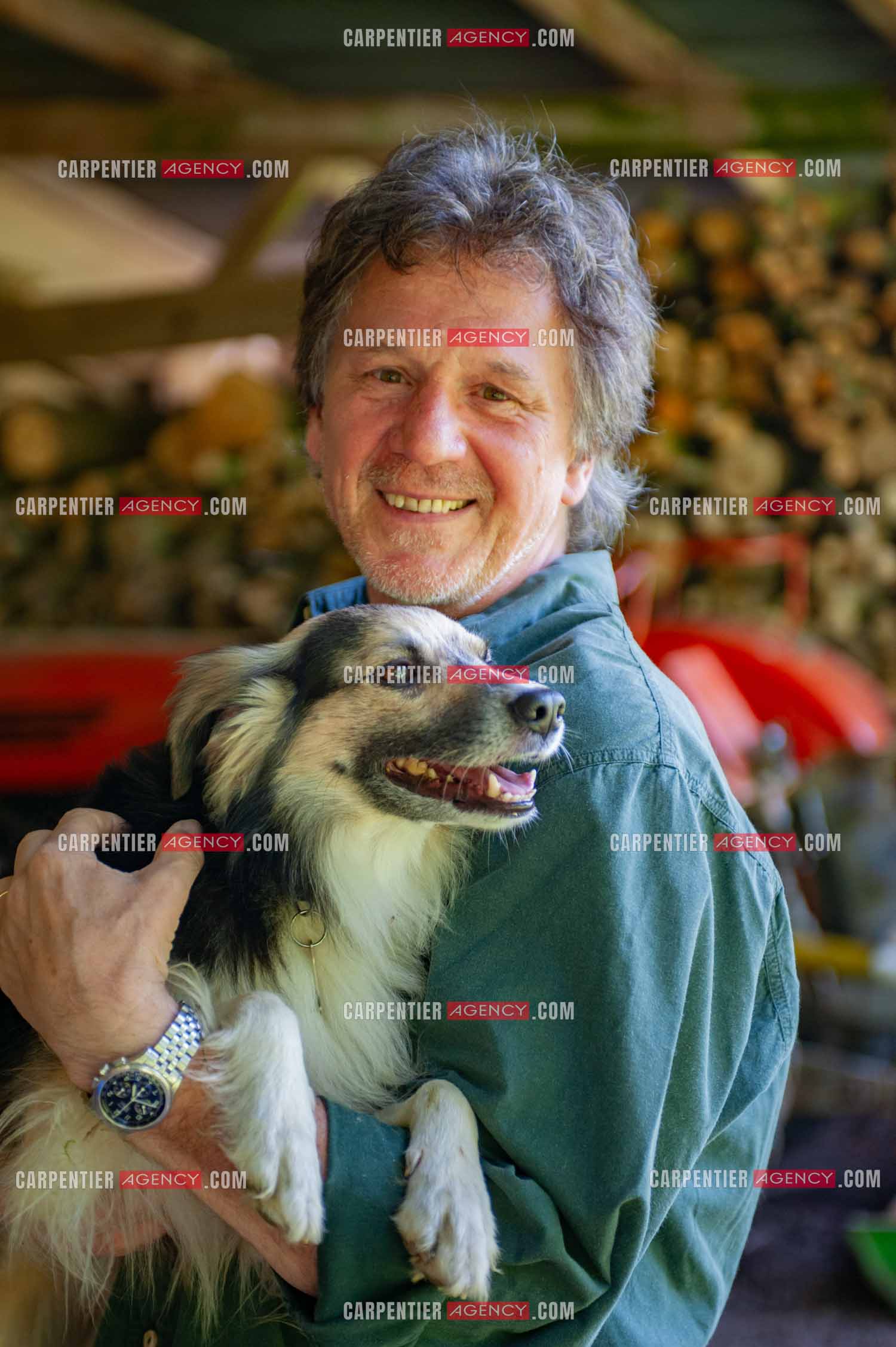 Le chanteur Gérard  Lenorman dans sa résidence secondaire avec ses animaux.   ( Exclusif )