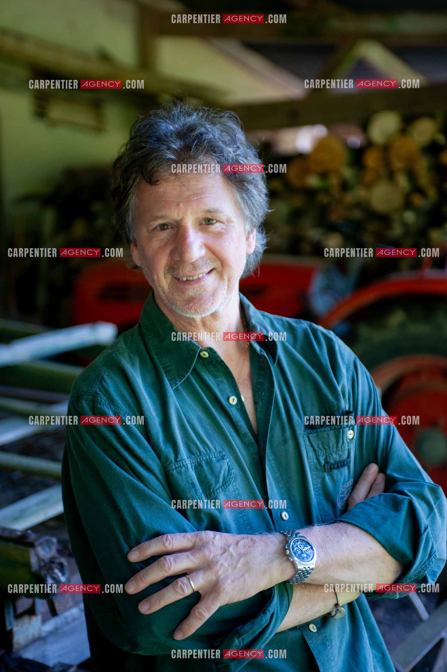 Le chanteur Gérard  Lenorman dans sa résidence secondaire avec ses animaux.   ( Exclusif )