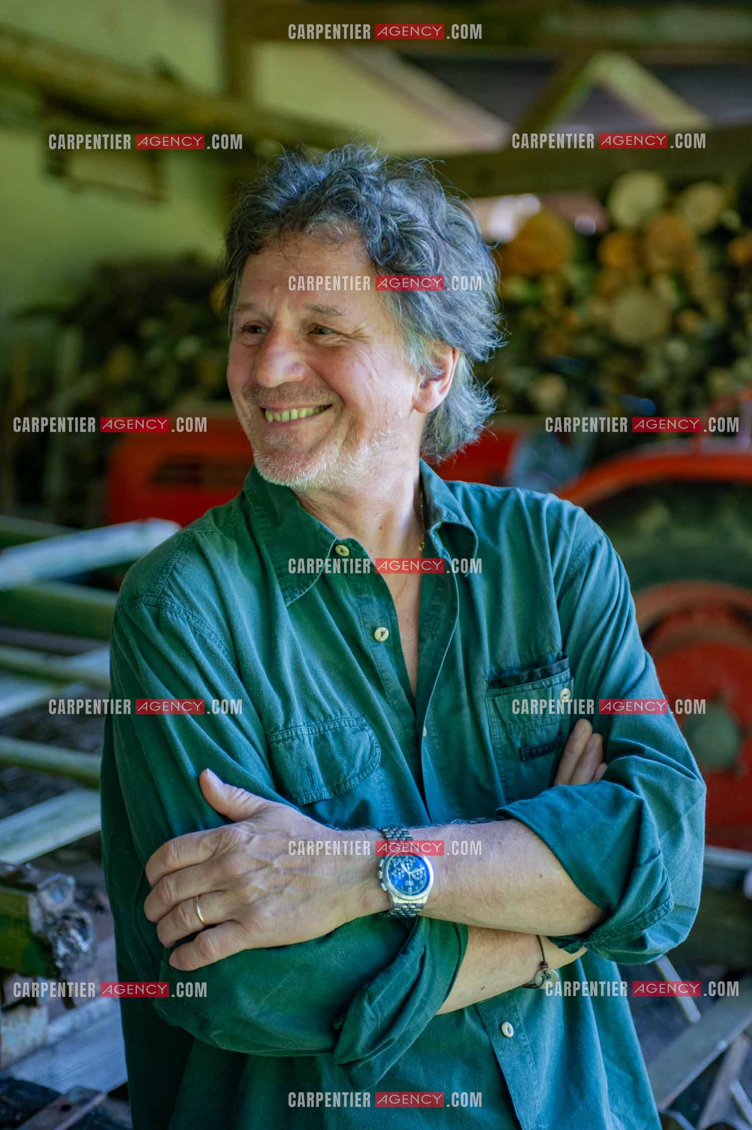 Le chanteur Gérard  Lenorman dans sa résidence secondaire avec ses animaux.   ( Exclusif )