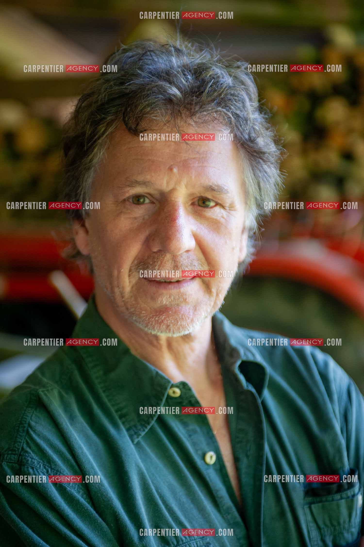 Le chanteur Gérard  Lenorman dans sa résidence secondaire avec ses animaux.   ( Exclusif )