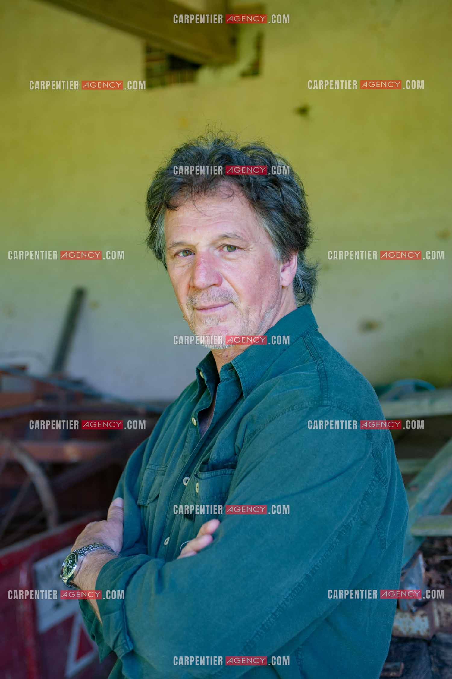 Le chanteur Gérard  Lenorman dans sa résidence secondaire avec ses animaux.   ( Exclusif )