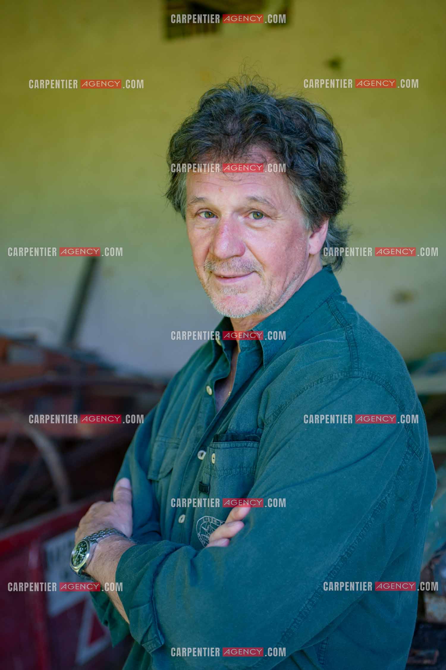 Le chanteur Gérard  Lenorman dans sa résidence secondaire avec ses animaux.   ( Exclusif )