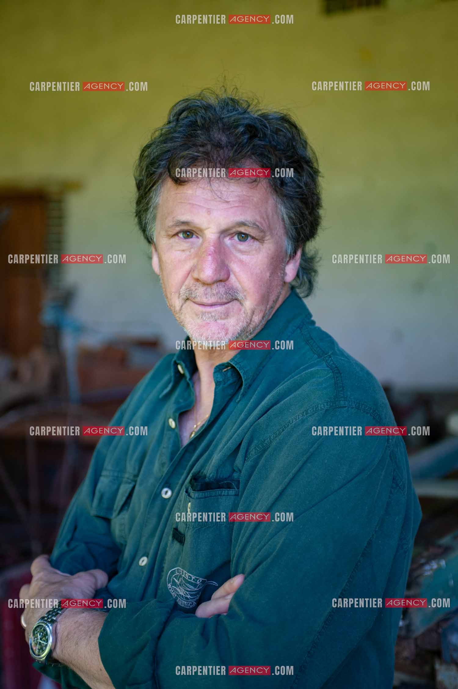 Le chanteur Gérard  Lenorman dans sa résidence secondaire avec ses animaux.   ( Exclusif )