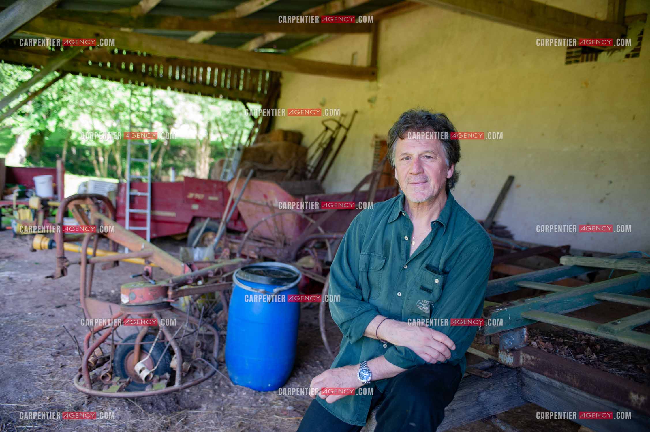Le chanteur Gérard  Lenorman dans sa résidence secondaire avec ses animaux.   ( Exclusif )