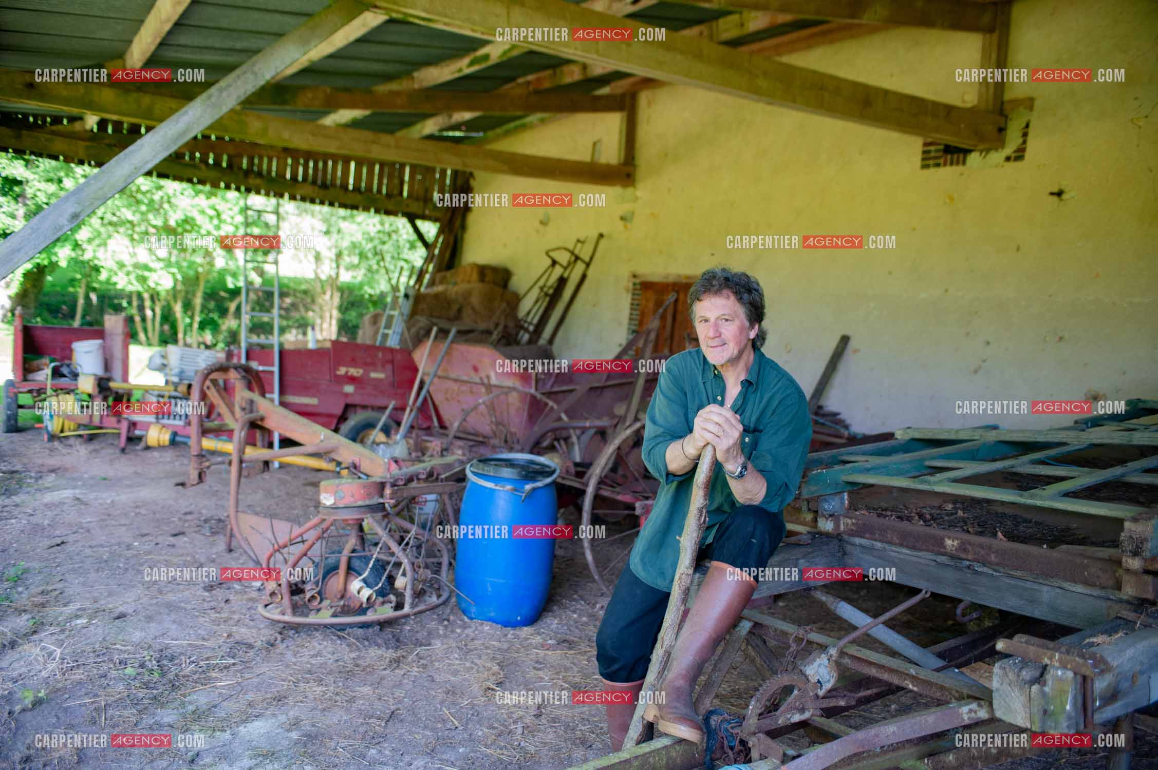 Le chanteur Gérard  Lenorman dans sa résidence secondaire avec ses animaux.   ( Exclusif )
