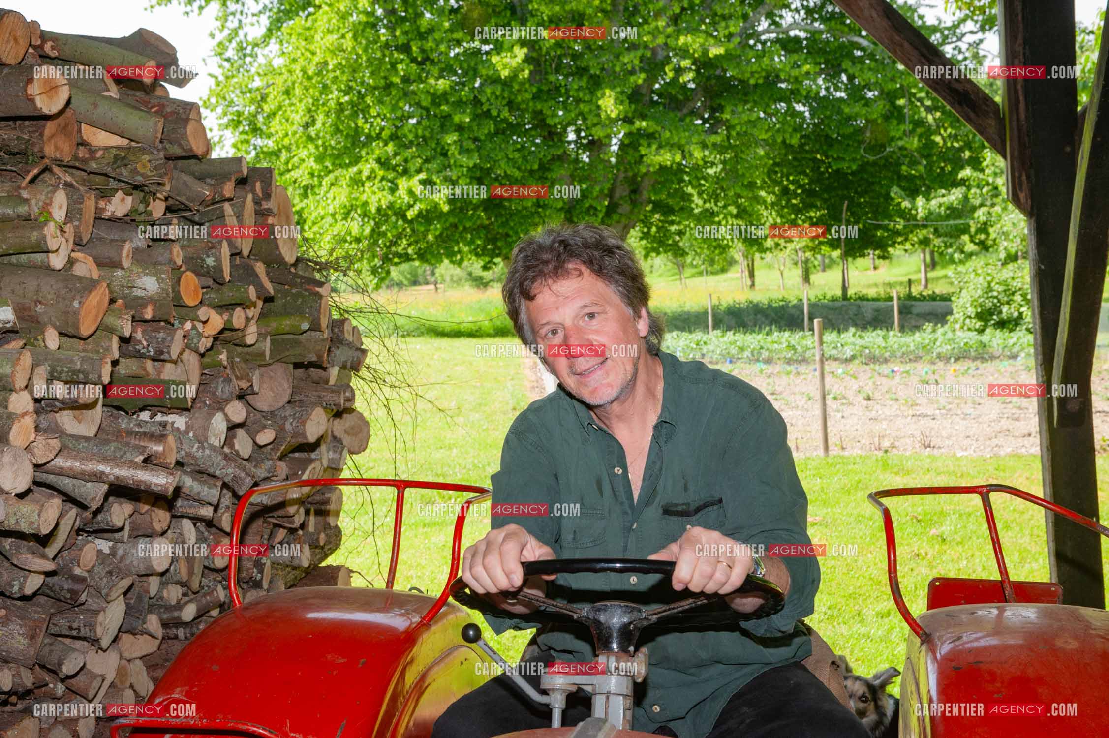 Le chanteur Gérard  Lenorman dans sa résidence secondaire avec ses animaux.   ( Exclusif )