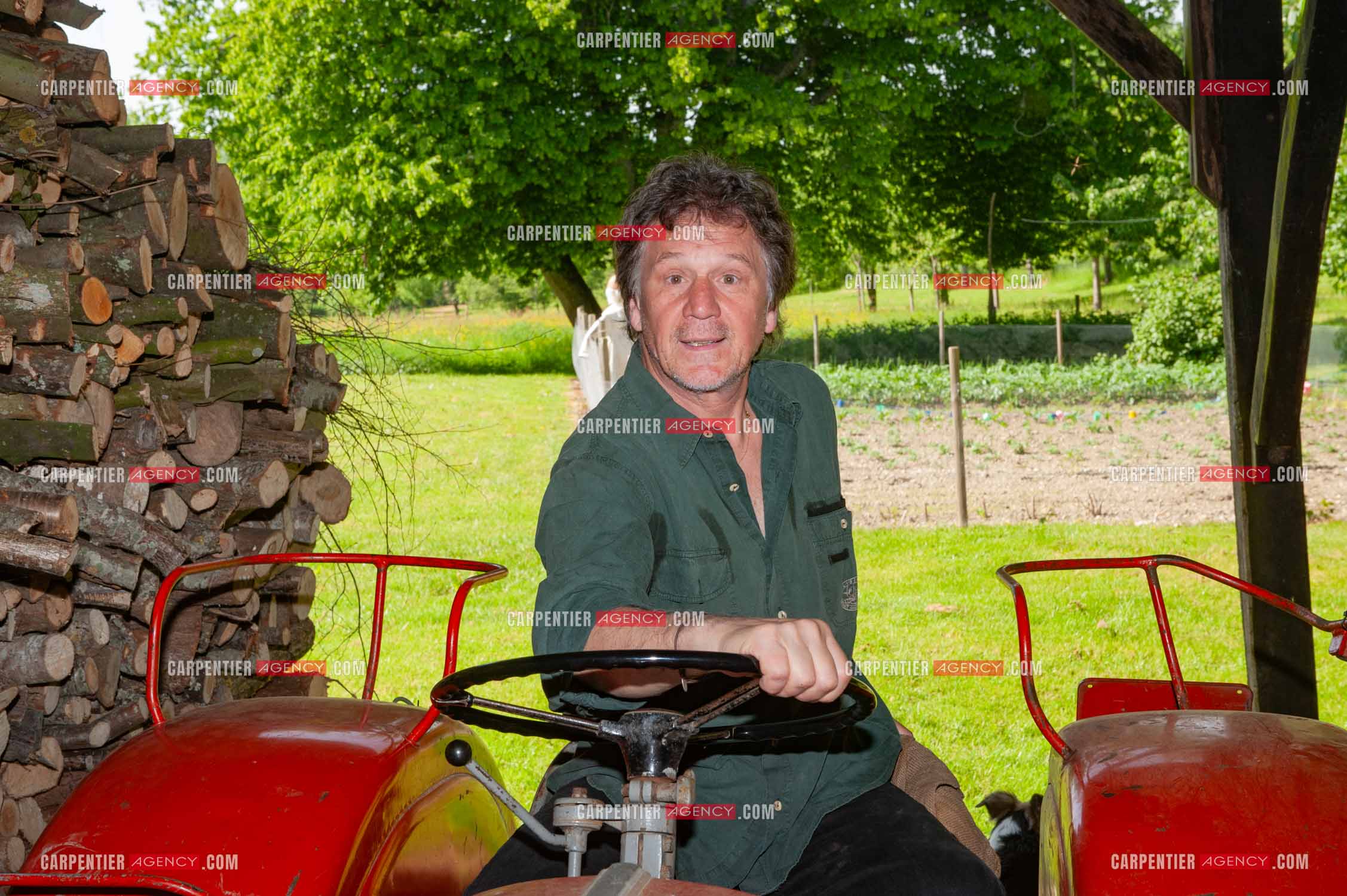Le chanteur Gérard  Lenorman dans sa résidence secondaire avec ses animaux.   ( Exclusif )