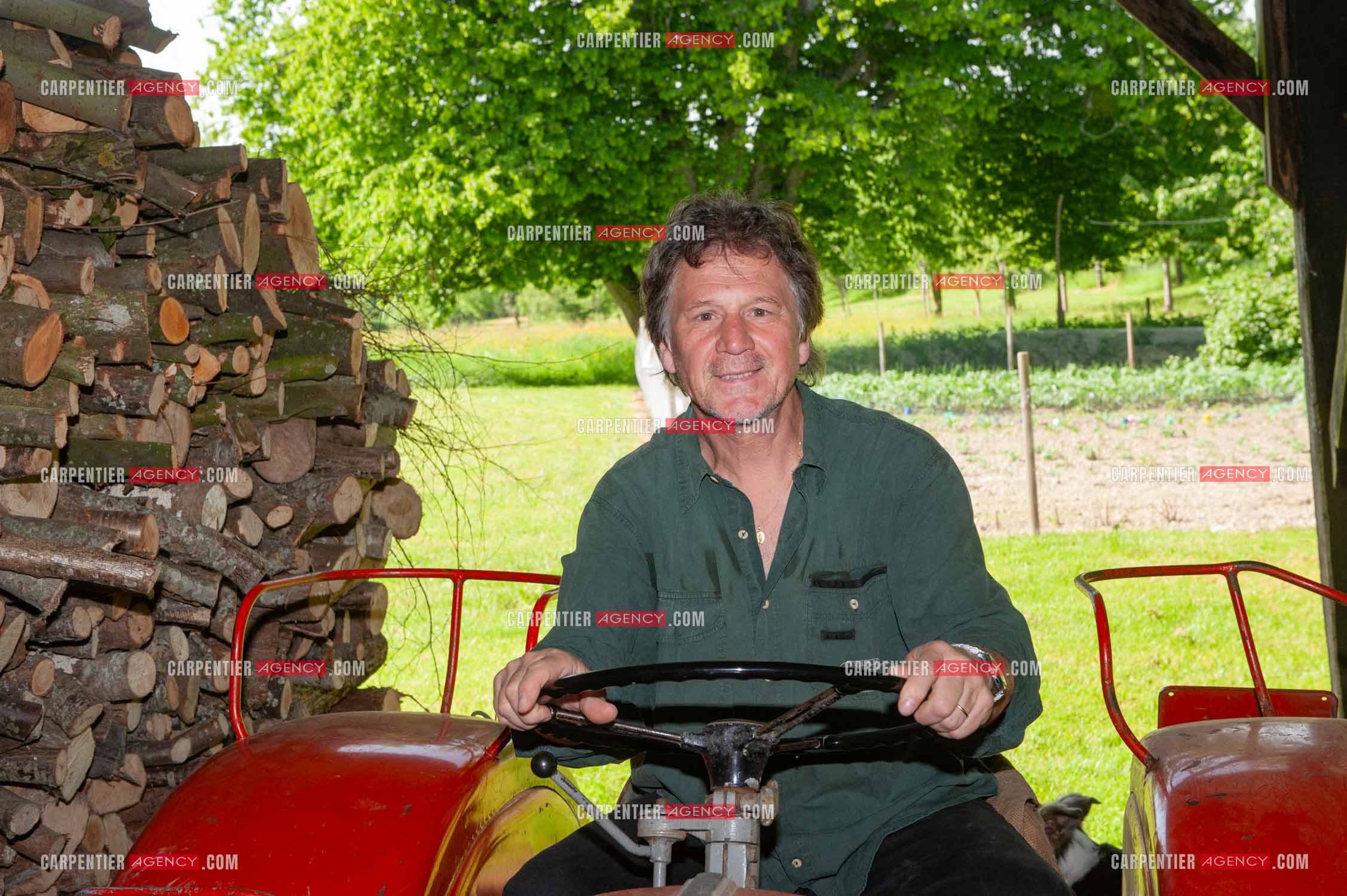 Le chanteur Gérard  Lenorman dans sa résidence secondaire avec ses animaux.   ( Exclusif )