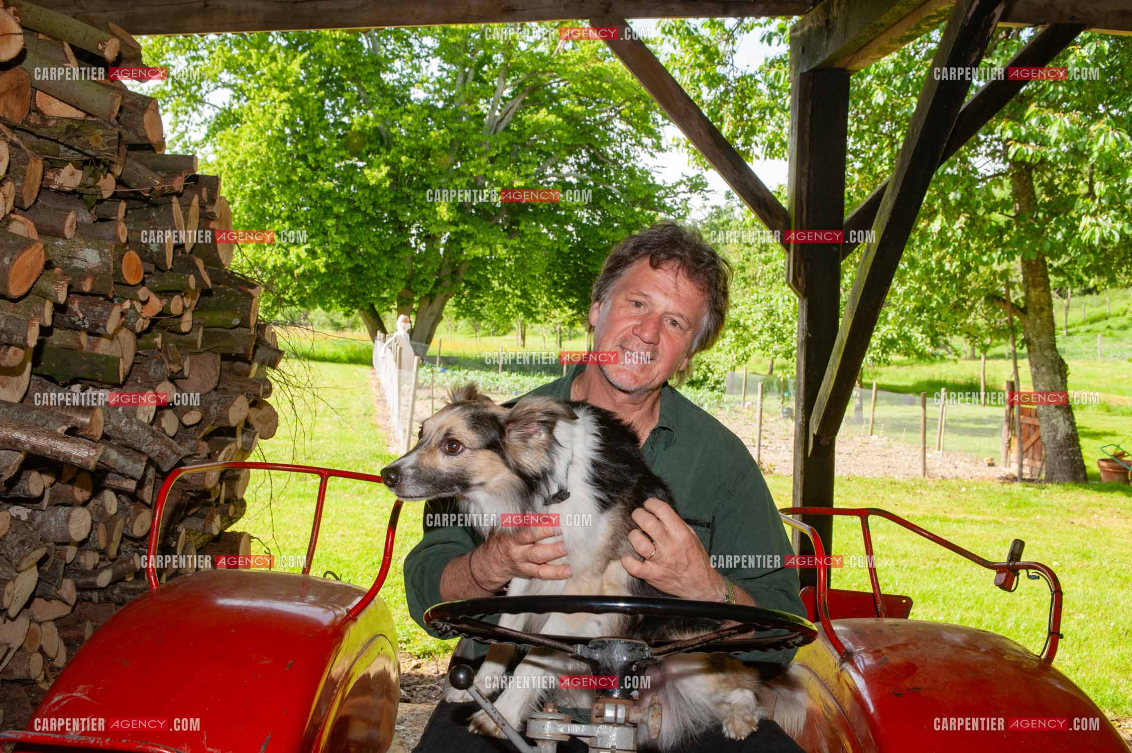 Le chanteur Gérard  Lenorman dans sa résidence secondaire avec ses animaux.   ( Exclusif )
