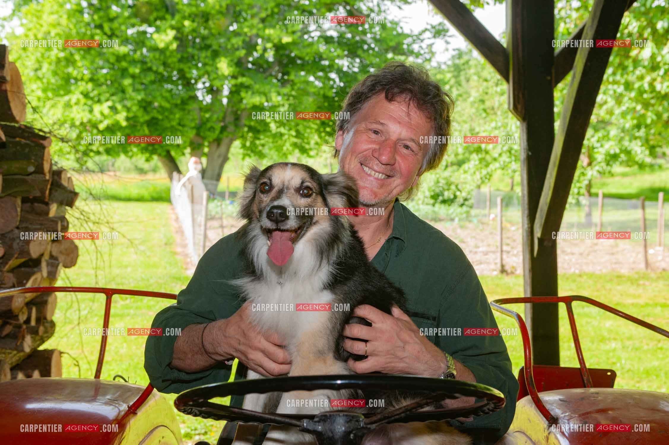 Le chanteur Gérard  Lenorman dans sa résidence secondaire avec ses animaux.   ( Exclusif )