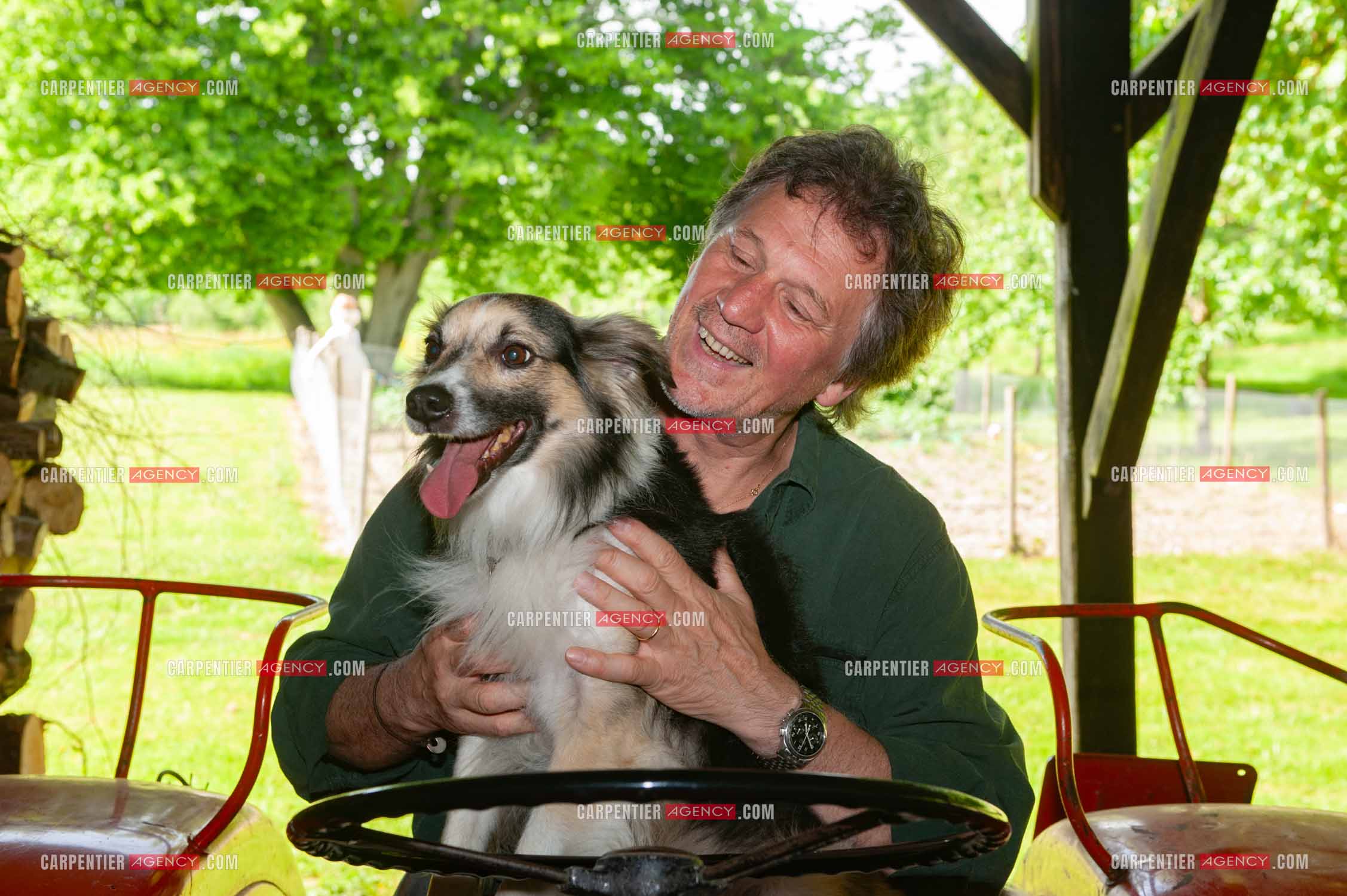 Le chanteur Gérard  Lenorman dans sa résidence secondaire avec ses animaux.   ( Exclusif )