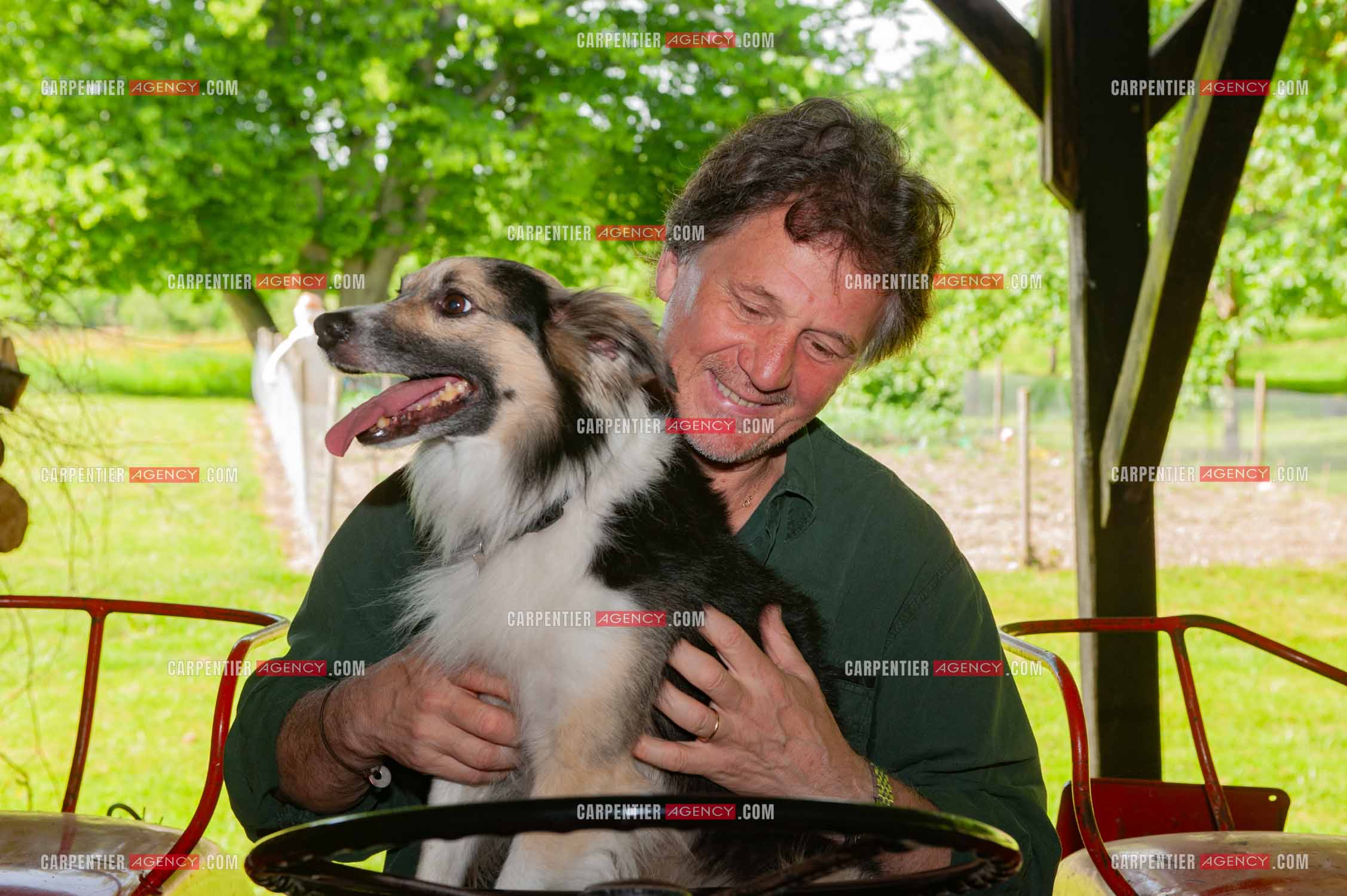 Le chanteur Gérard  Lenorman dans sa résidence secondaire avec ses animaux.   ( Exclusif )