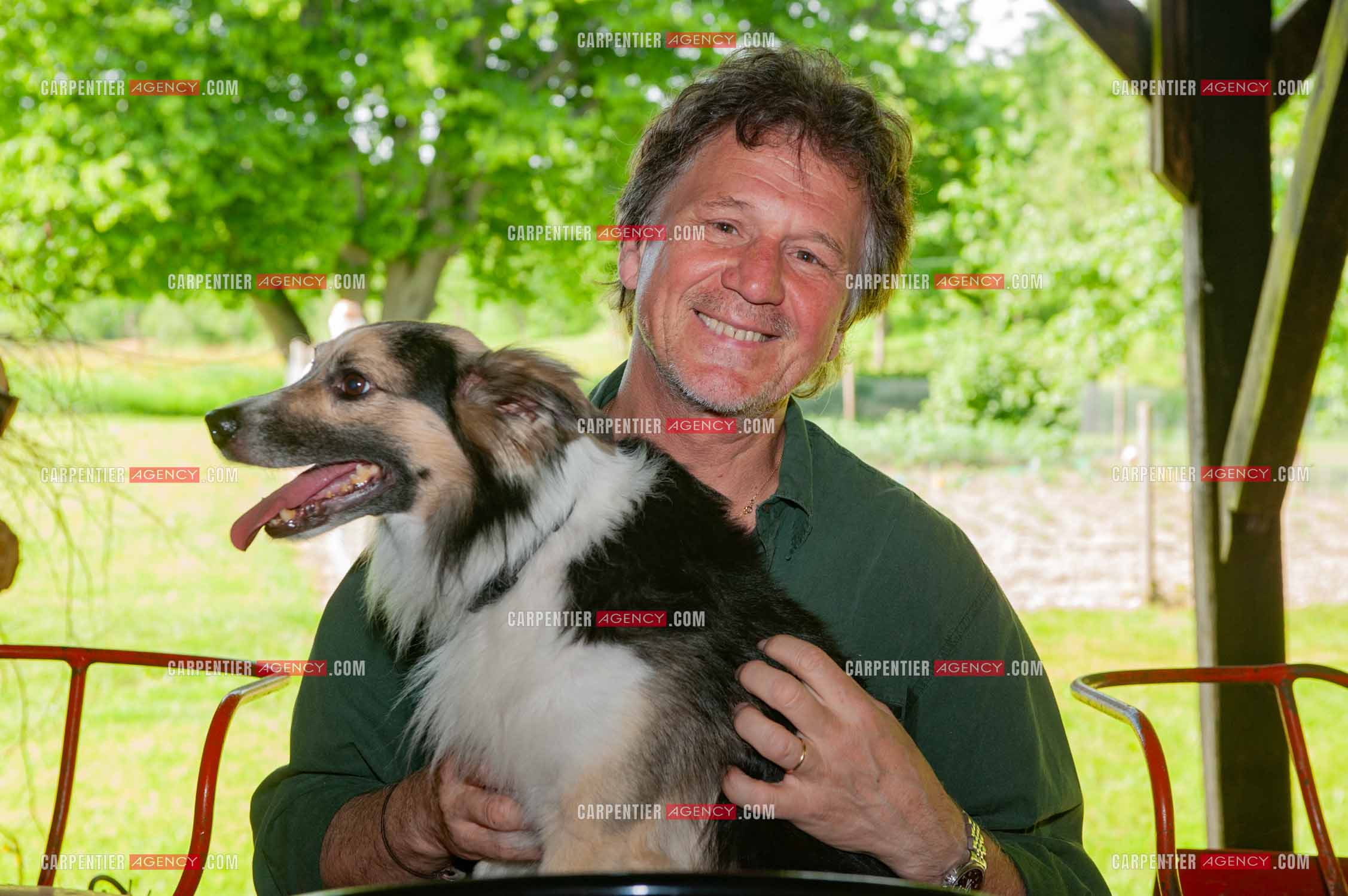 Le chanteur Gérard  Lenorman dans sa résidence secondaire avec ses animaux.   ( Exclusif )