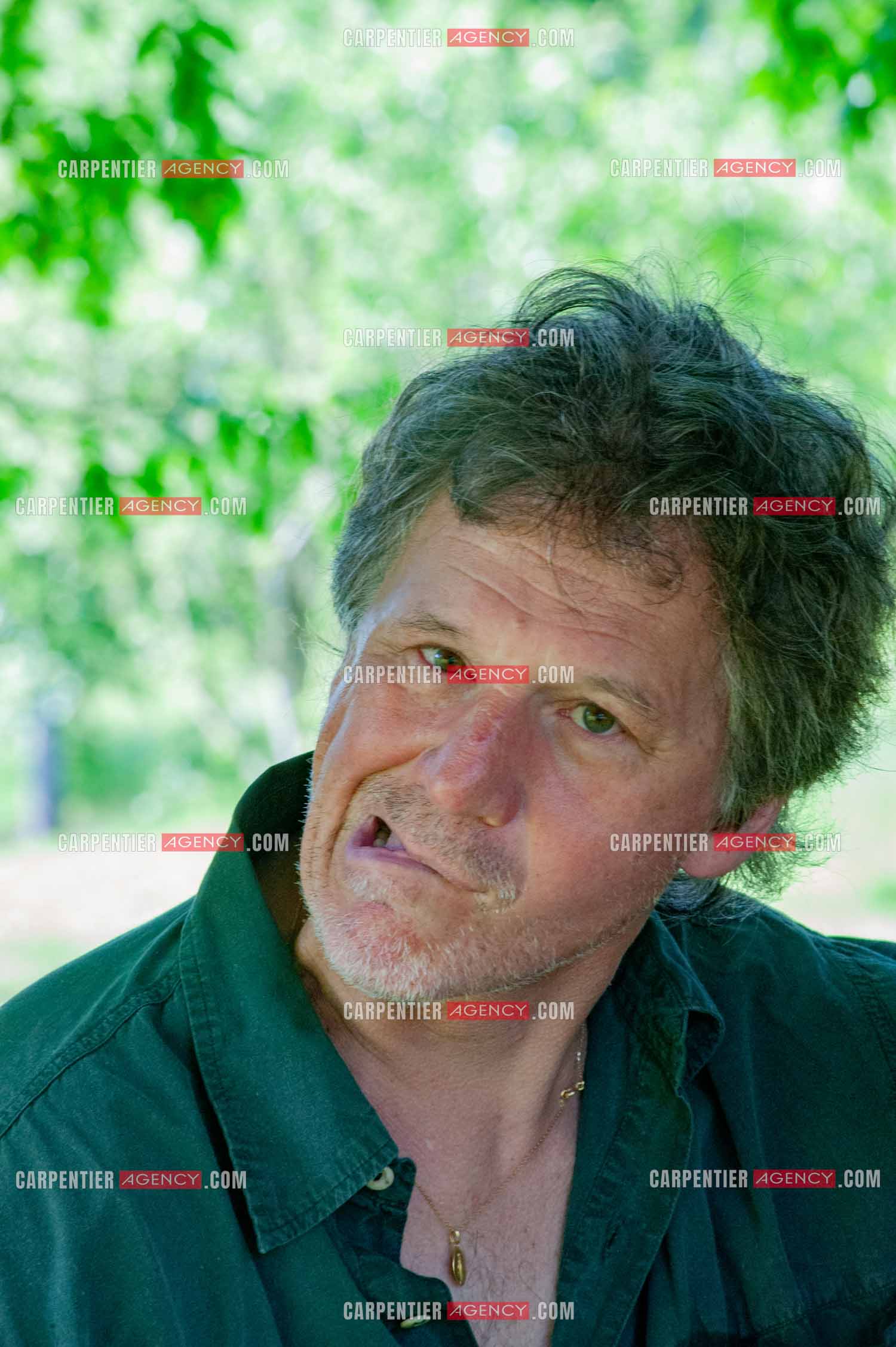 Le chanteur Gérard  Lenorman dans sa résidence secondaire avec ses animaux.   ( Exclusif )