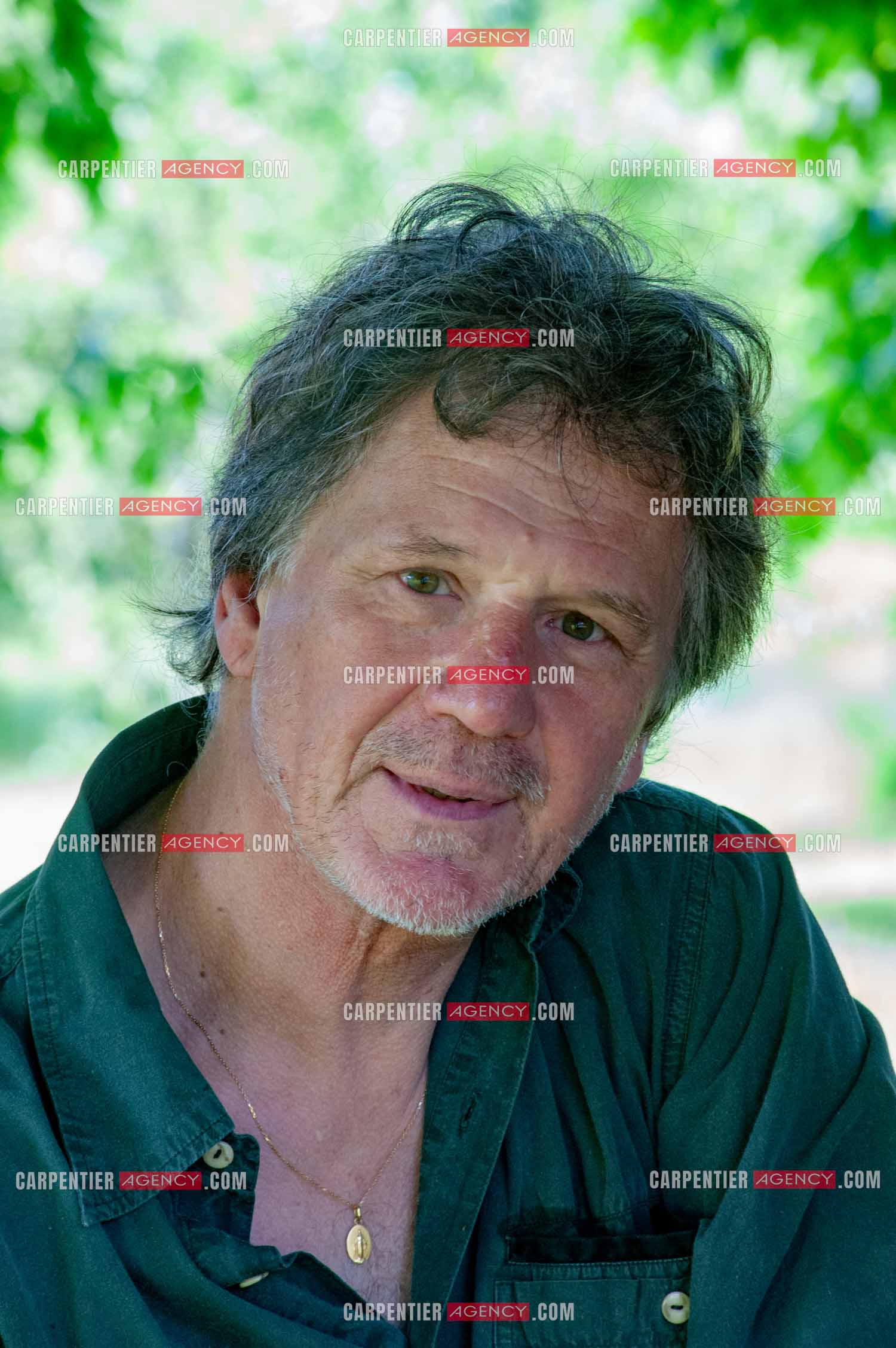 Le chanteur Gérard  Lenorman dans sa résidence secondaire avec ses animaux.   ( Exclusif )