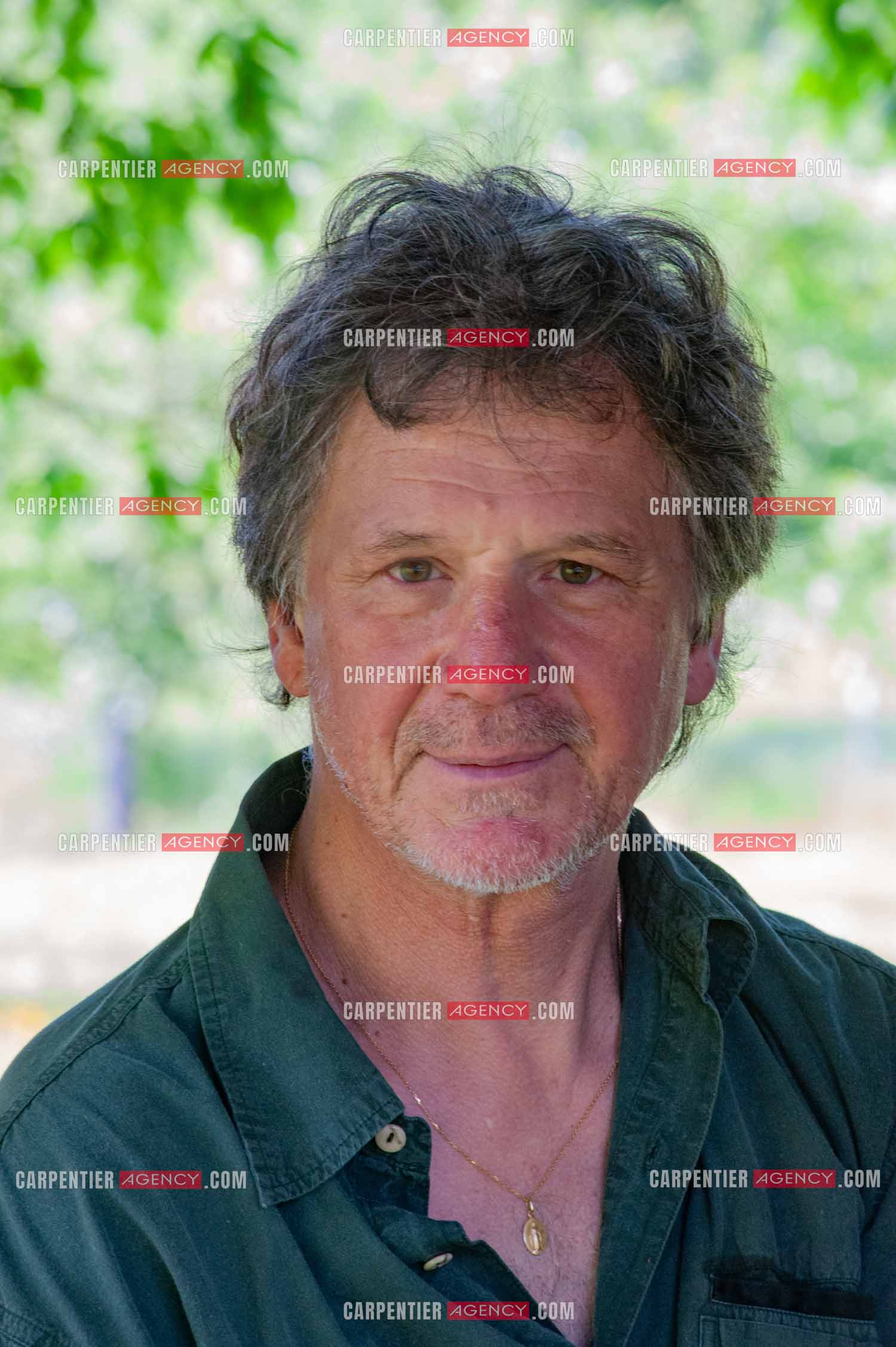 Le chanteur Gérard  Lenorman dans sa résidence secondaire avec ses animaux.   ( Exclusif )